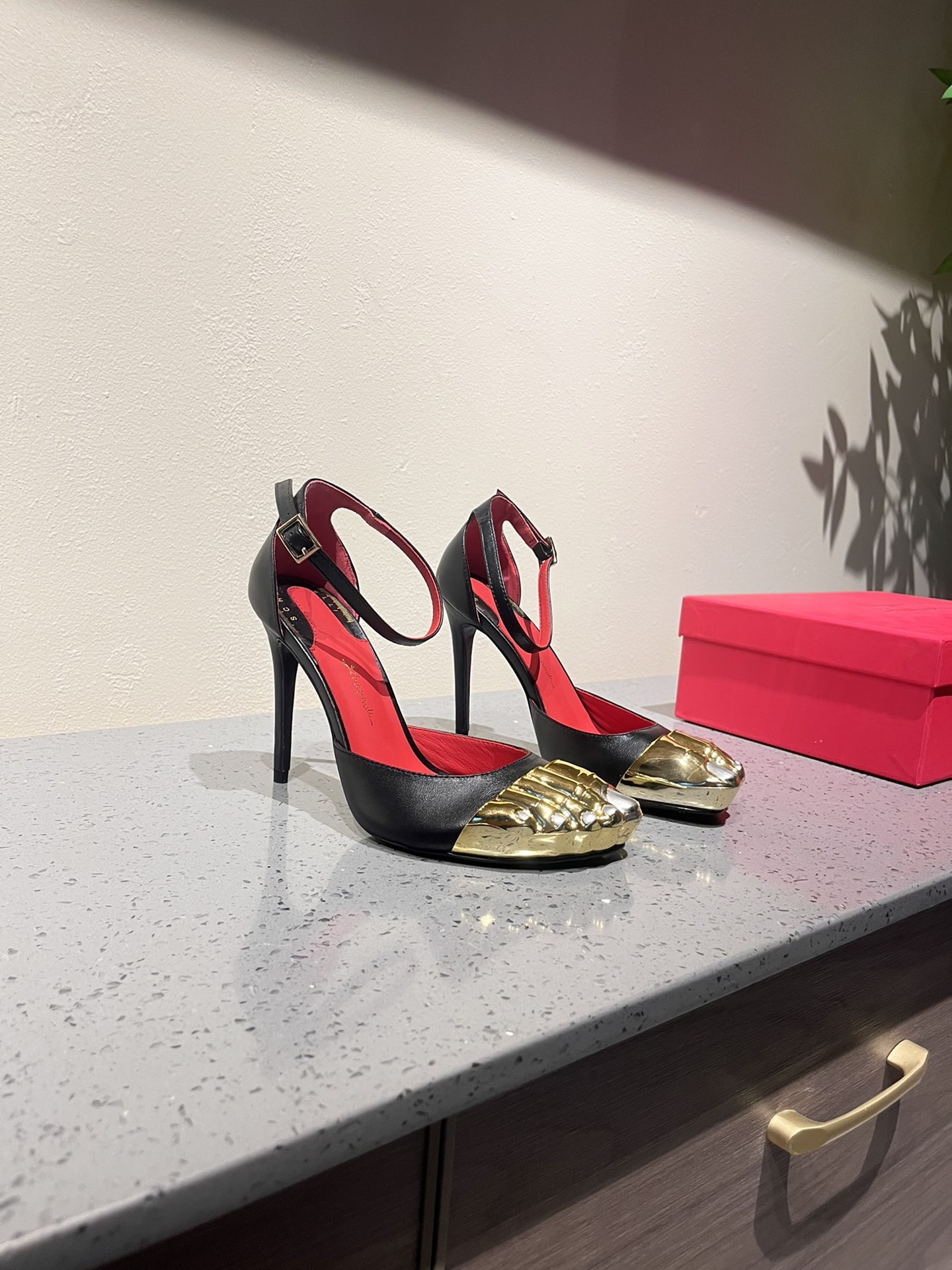 Schiaparelli FW24: Golden Toe Heels Steal the Show with Real Gold and Silver - 图片 3