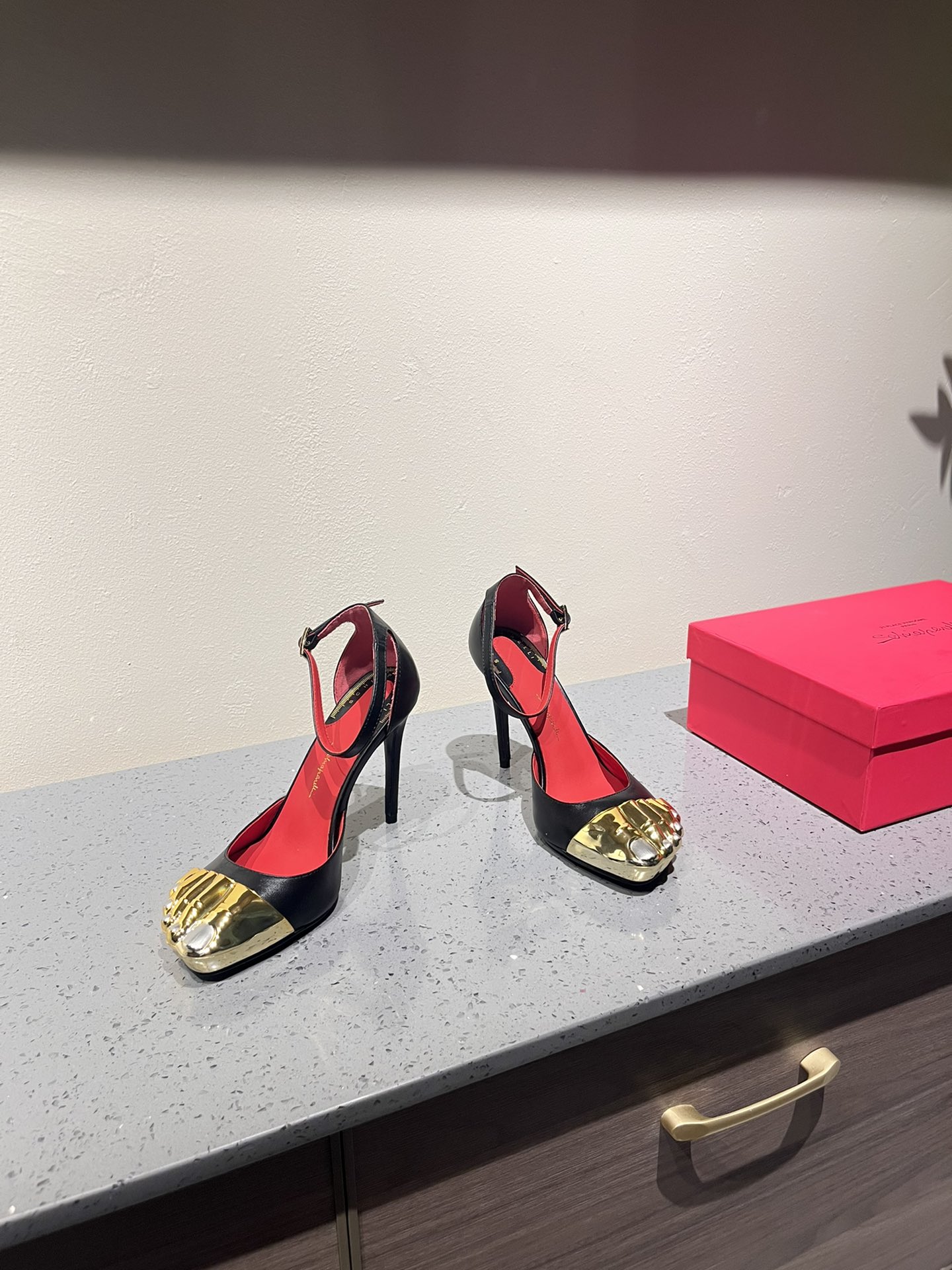 Schiaparelli FW24: Golden Toe Heels Steal the Show with Real Gold and Silver - 图片 4