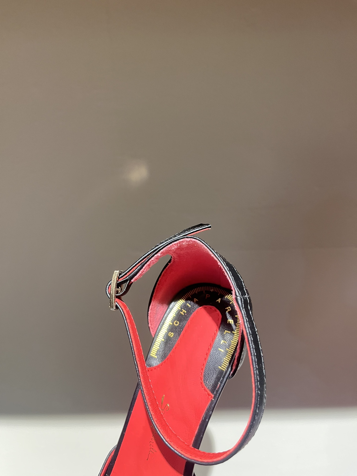 Schiaparelli FW24: Golden Toe Heels Steal the Show with Real Gold and Silver - 图片 7