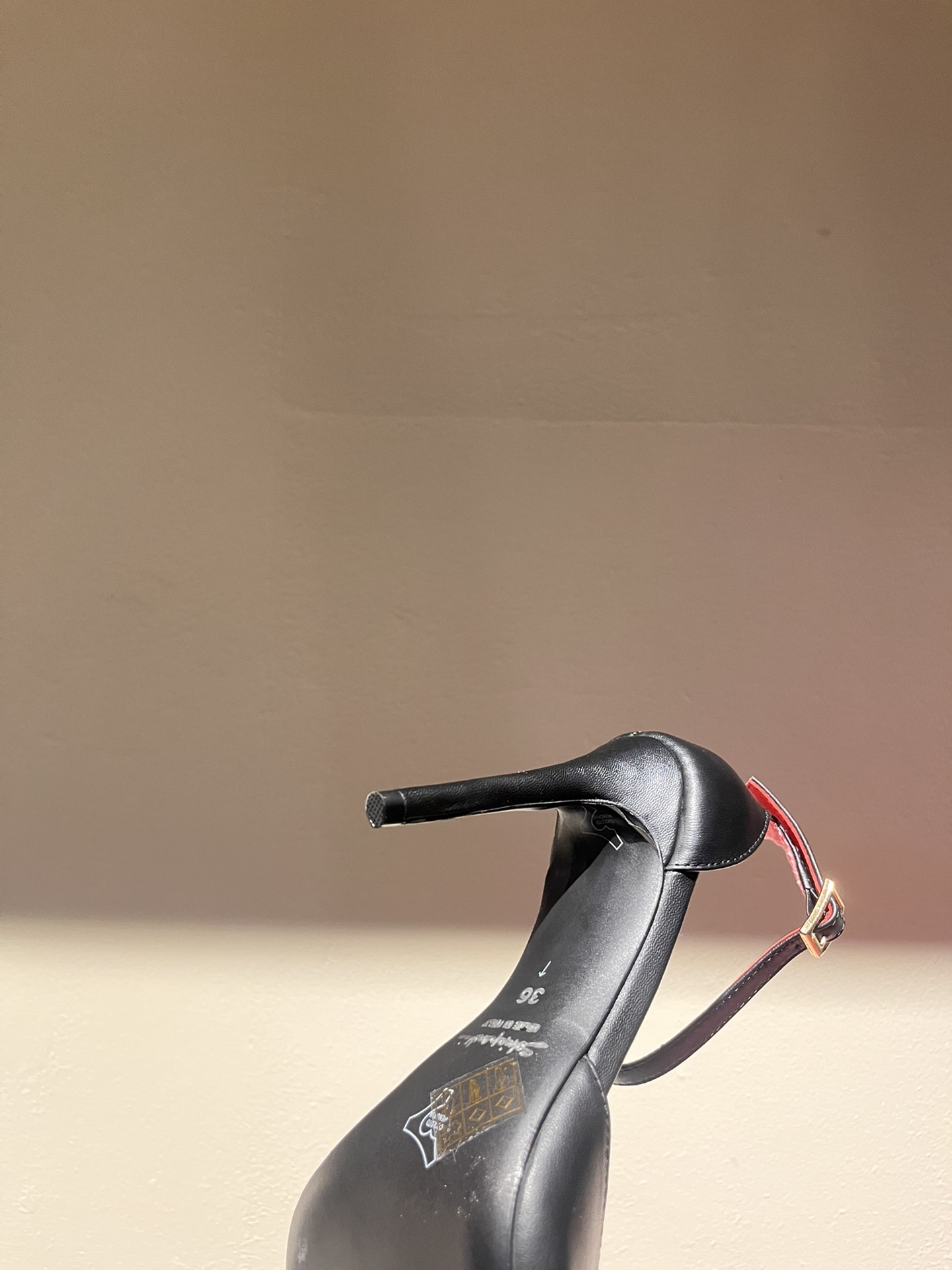 Schiaparelli FW24: Golden Toe Heels Steal the Show with Real Gold and Silver - 图片 9