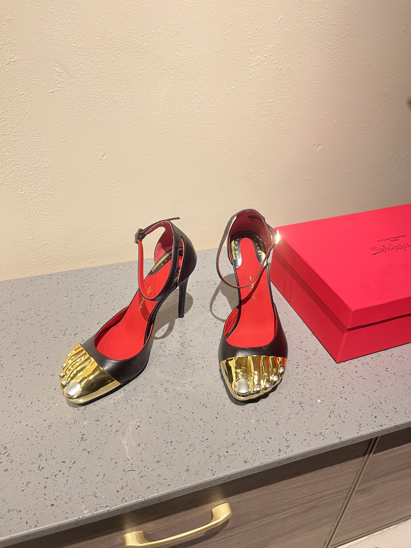 Schiaparelli FW24: Golden Toe Heels Steal the Show with Real Gold and Silver - 图片 8