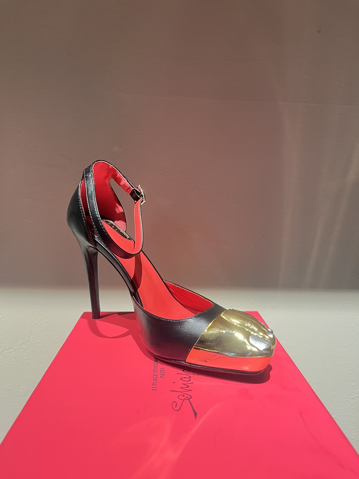 Schiaparelli FW24: Golden Toe Heels Steal the Show with Real Gold and Silver - 图片 5