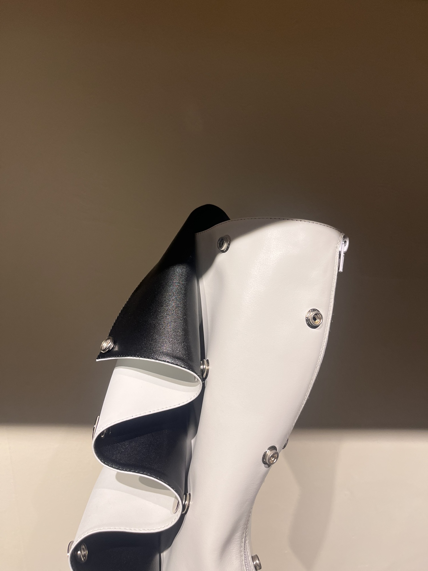 Fashionable Paris Fashion Show Boots: Iconic Jeans, Versatile Design, Classic Style - 图片 6