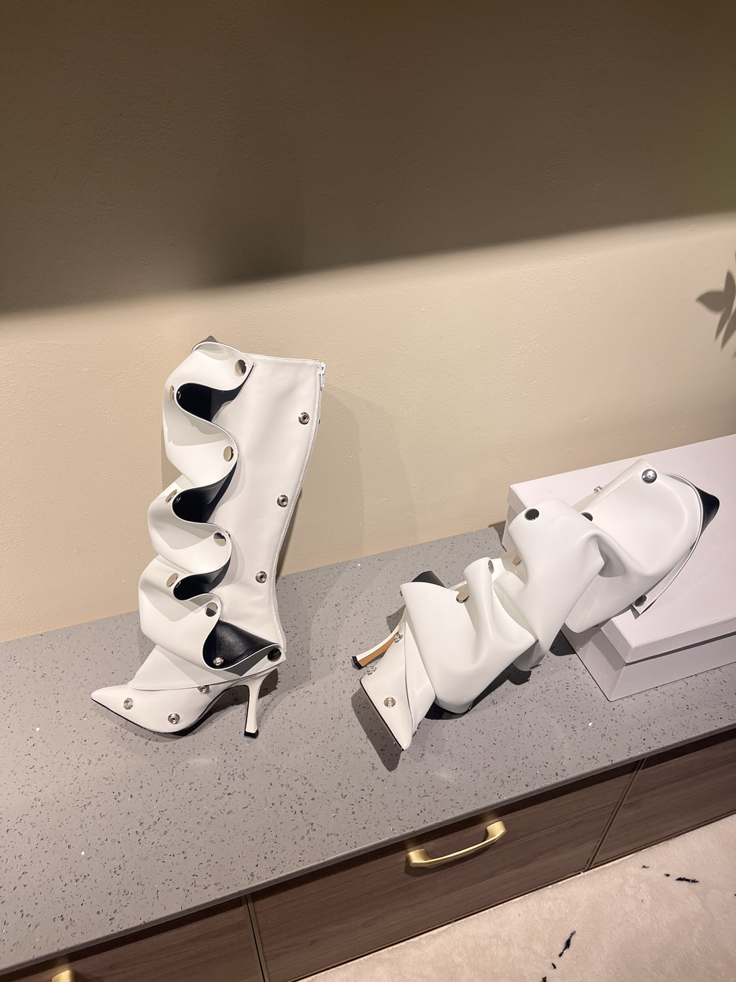 Fashionable Paris Fashion Show Boots: Iconic Jeans, Versatile Design, Classic Style - 图片 3