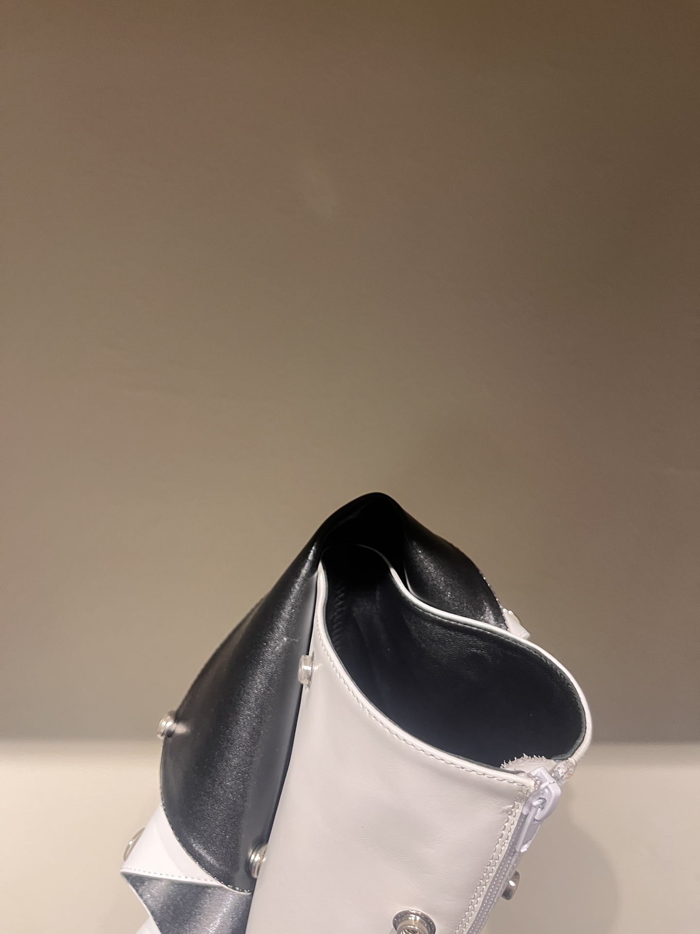 Fashionable Paris Fashion Show Boots: Iconic Jeans, Versatile Design, Classic Style - 图片 7