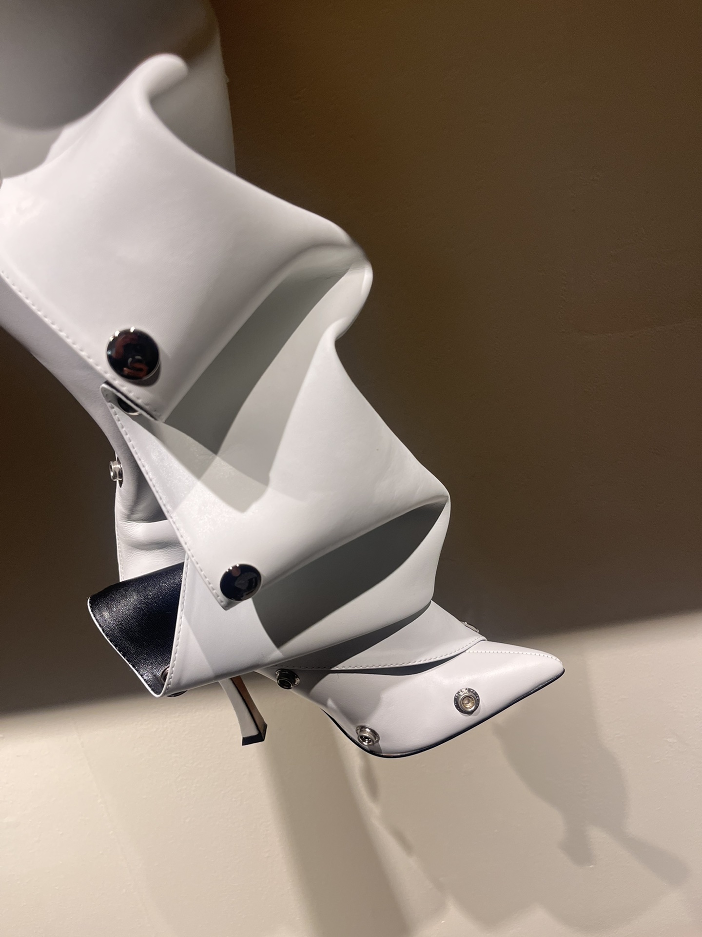 Fashionable Paris Fashion Show Boots: Iconic Jeans, Versatile Design, Classic Style - 图片 4