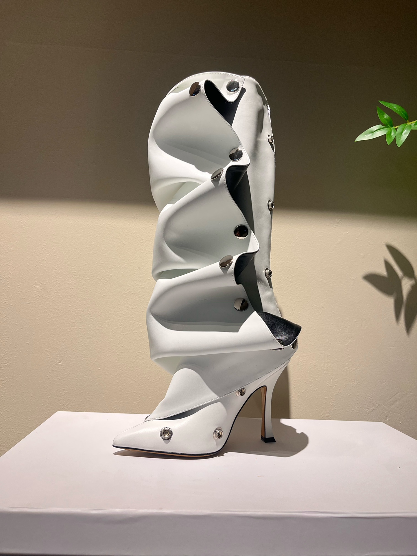 Fashionable Paris Fashion Show Boots: Iconic Jeans, Versatile Design, Classic Style - 图片 5