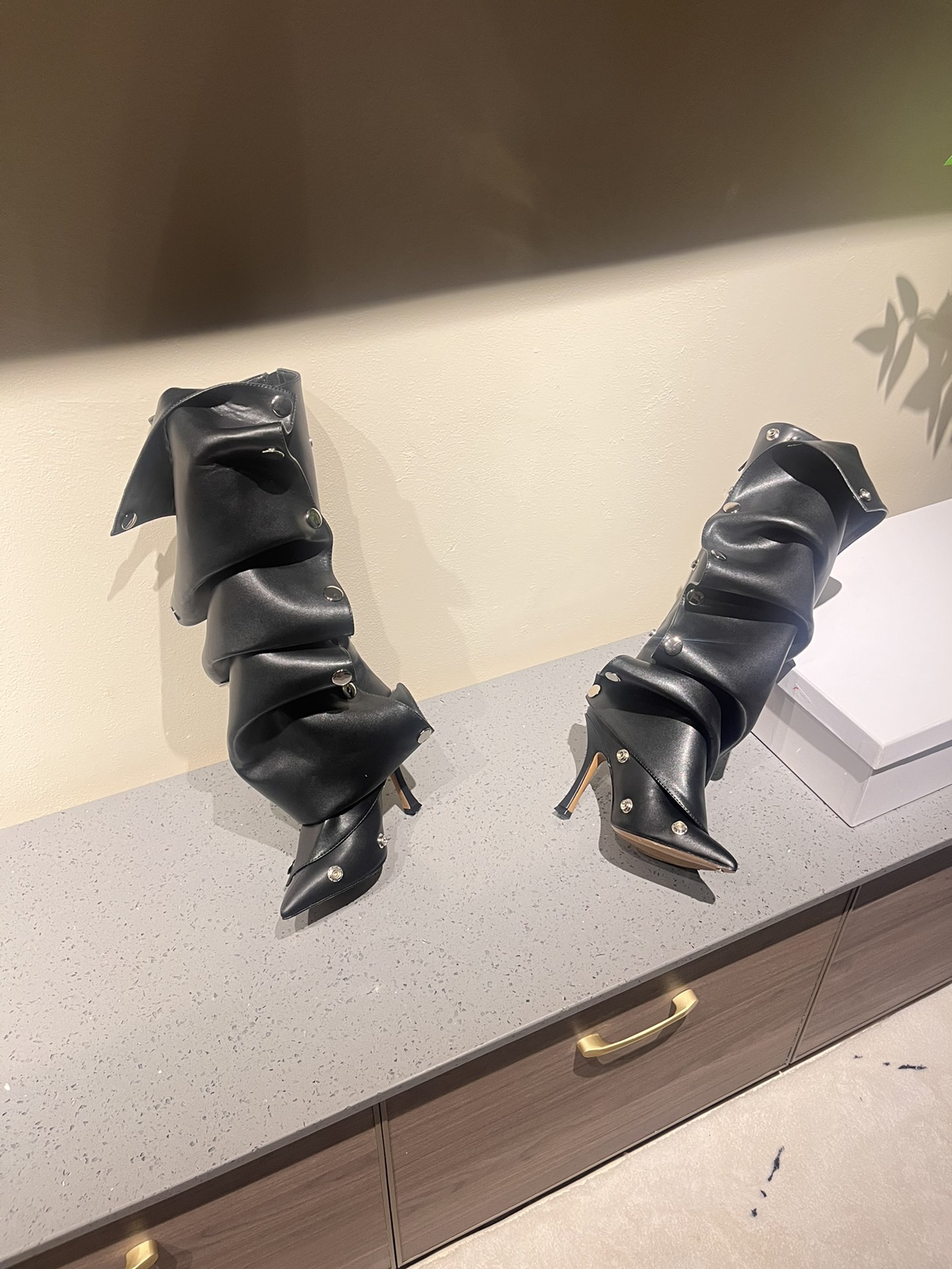 Fashion Show Must-Have: Iconic Jeans and Boots with Customizable Details - 图片 3