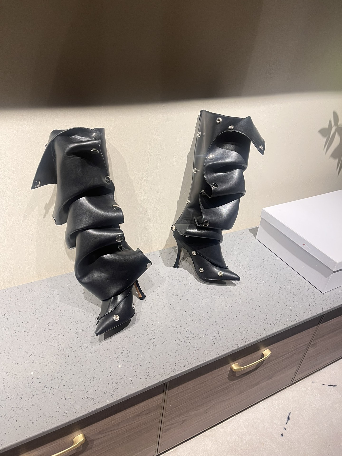 Fashion Show Must-Have: Iconic Jeans and Boots with Customizable Details - 图片 2