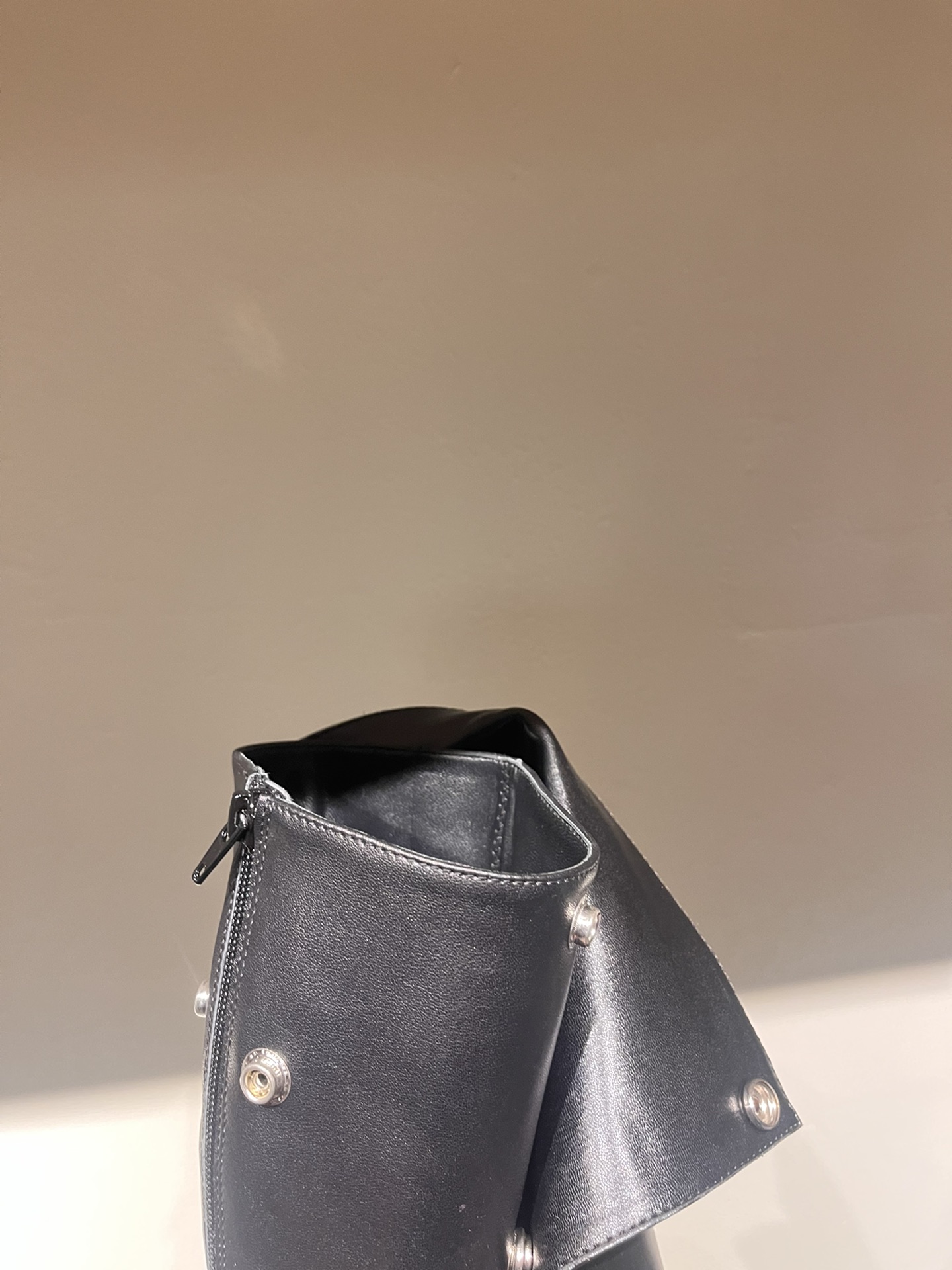 Fashion Show Must-Have: Iconic Jeans and Boots with Customizable Details - 图片 8