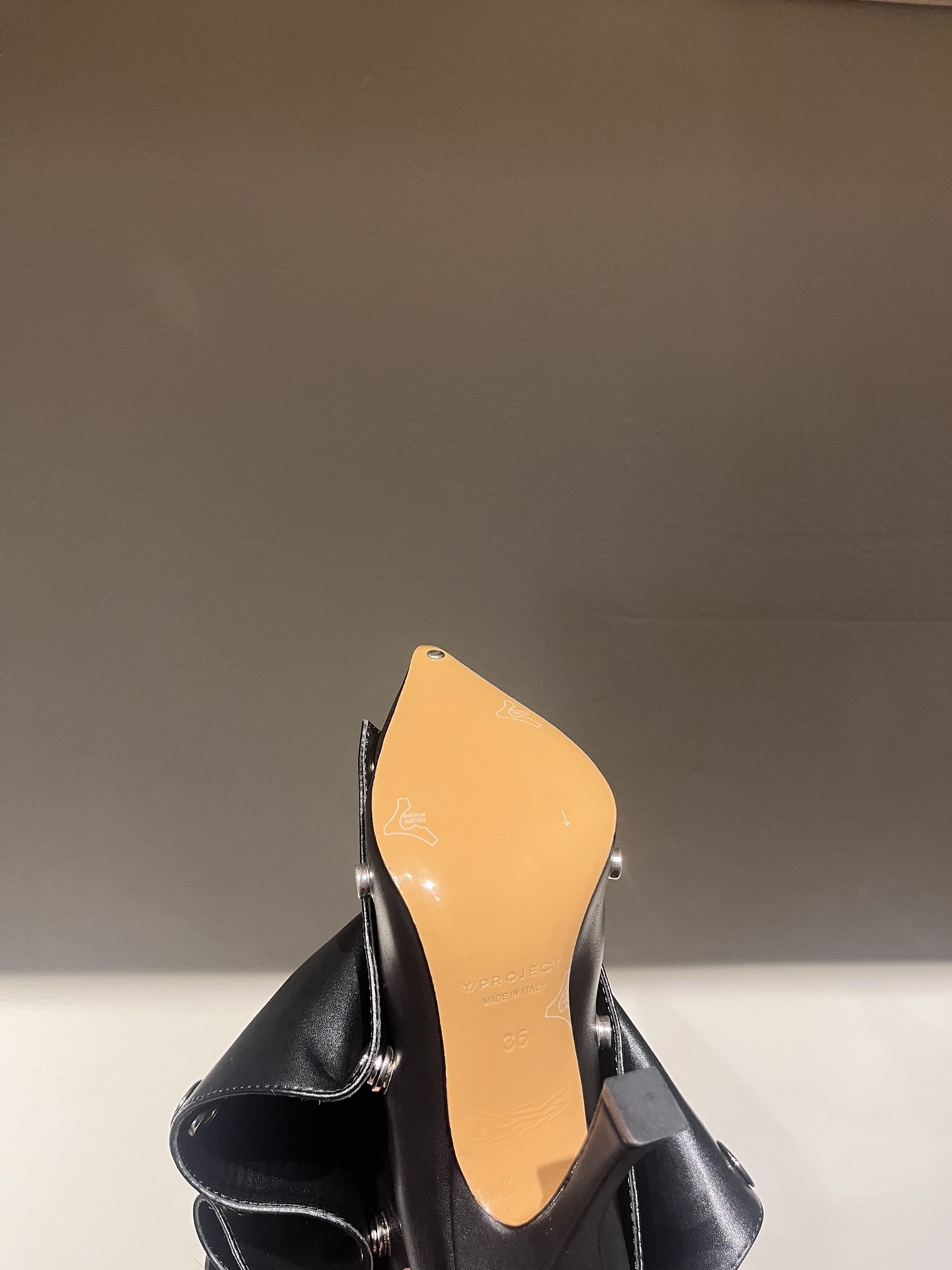 Fashion Show Must-Have: Iconic Jeans and Boots with Customizable Details - 图片 9