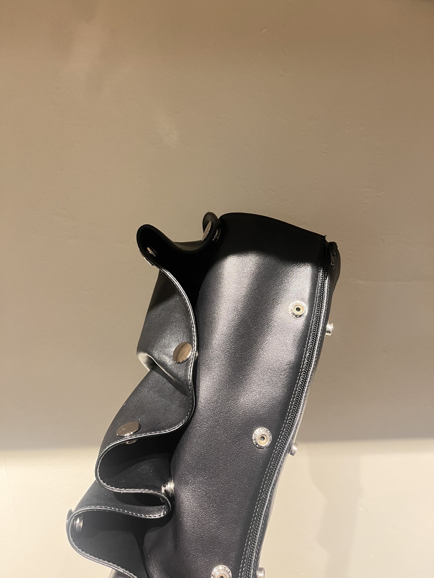 Fashion Show Must-Have: Iconic Jeans and Boots with Customizable Details - 图片 7