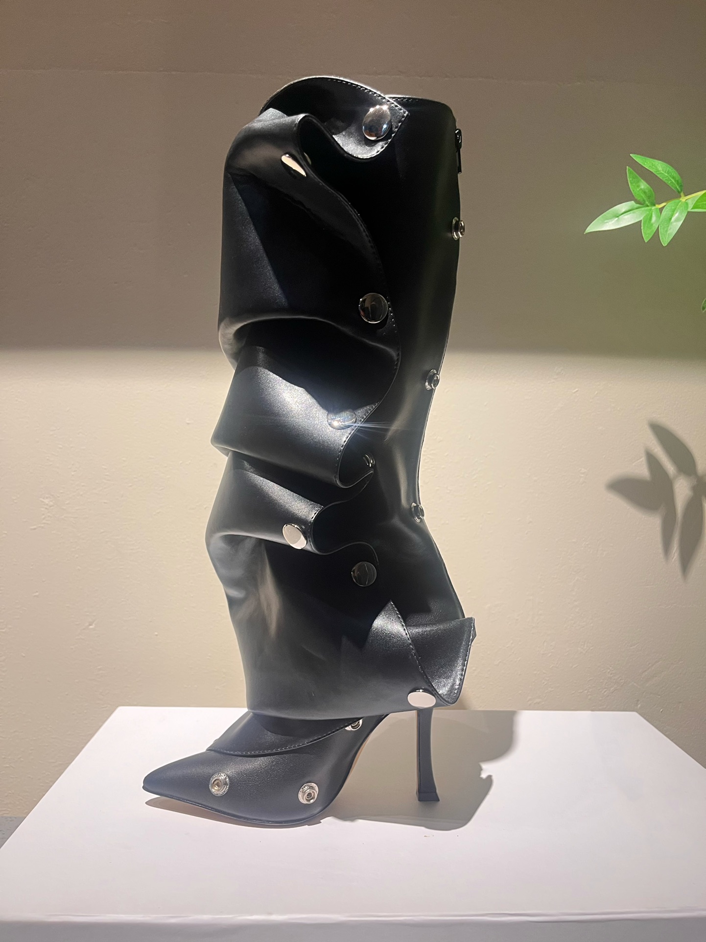 Fashion Show Must-Have: Iconic Jeans and Boots with Customizable Details - 图片 5