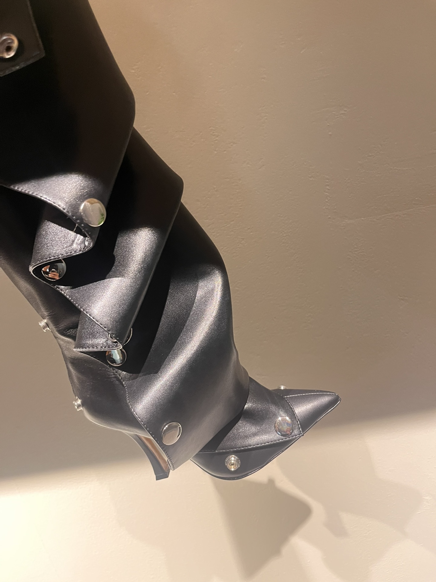 Fashion Show Must-Have: Iconic Jeans and Boots with Customizable Details - 图片 4