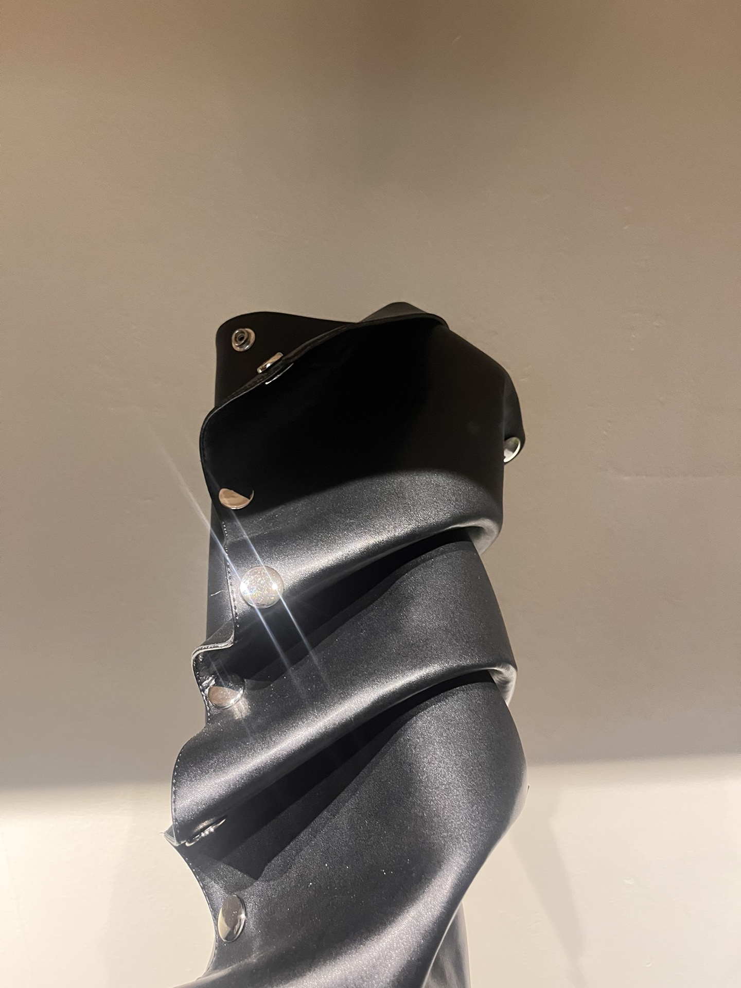 Fashion Show Must-Have: Iconic Jeans and Boots with Customizable Details - 图片 6