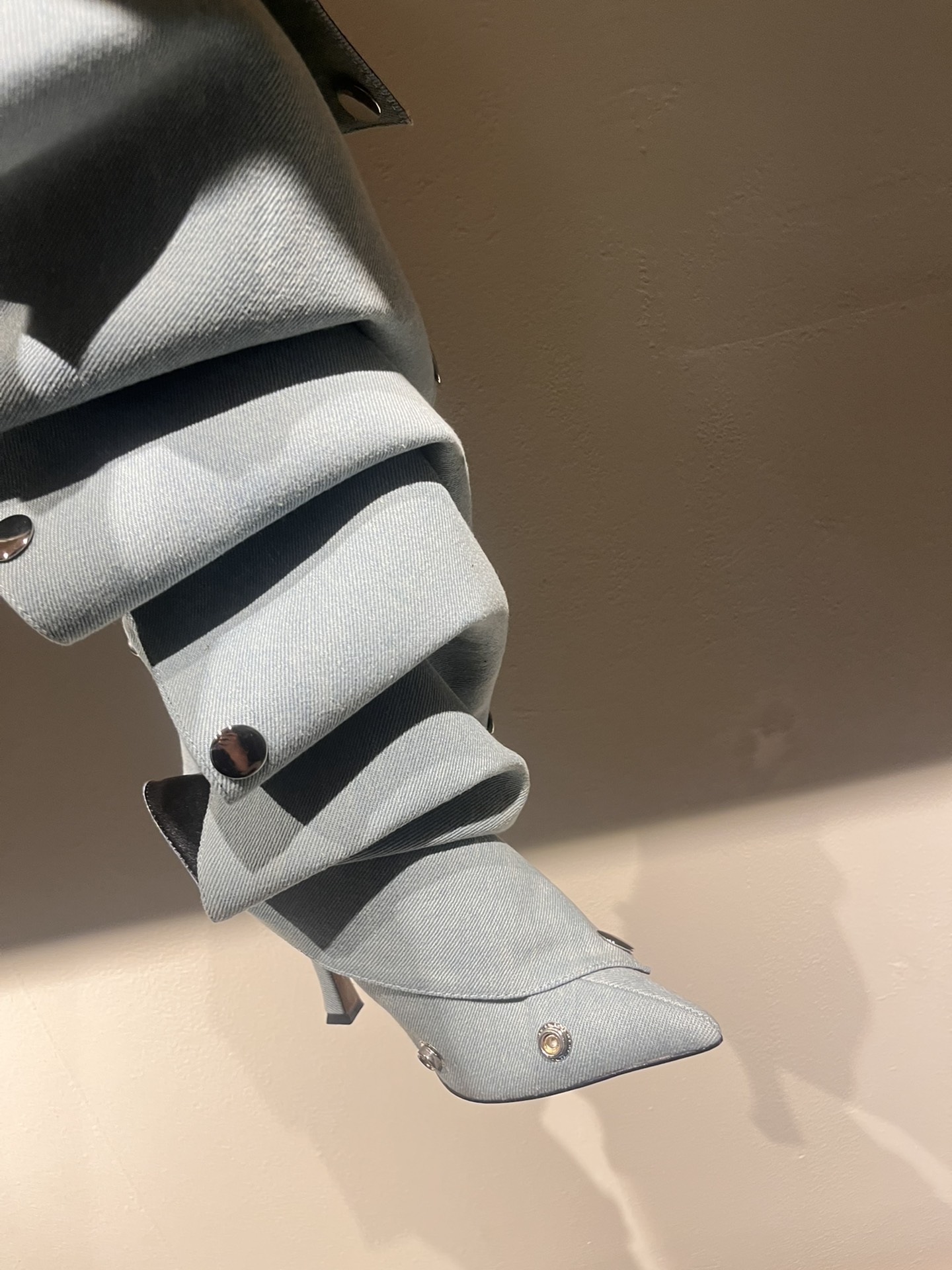 Fashion Show Essential: Iconic Jeans and Boots with Customizable Details - 图片 4