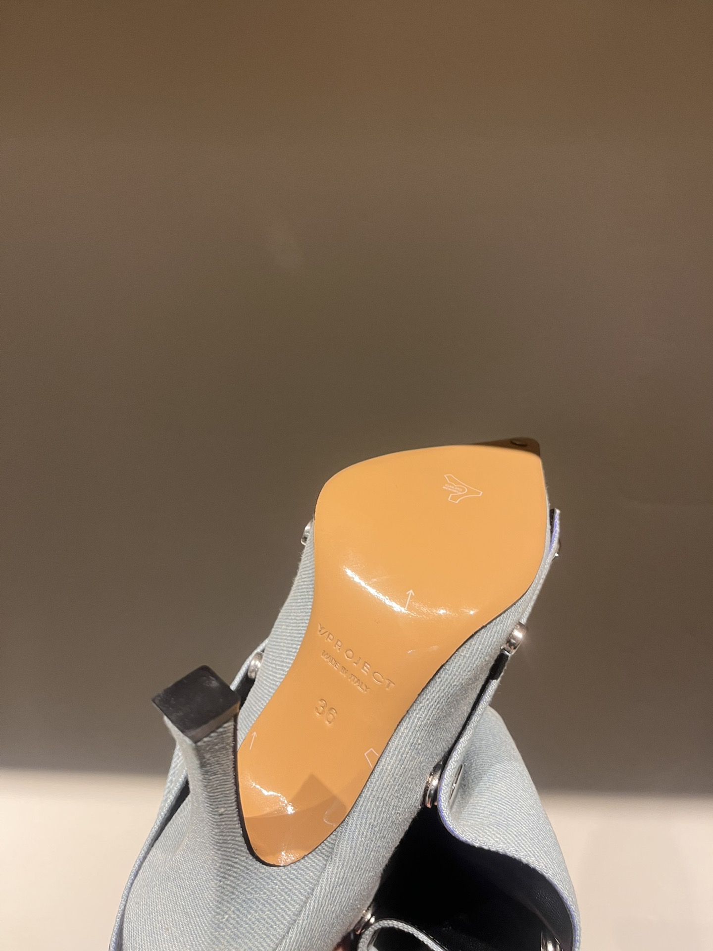 Fashion Show Essential: Iconic Jeans and Boots with Customizable Details - 图片 6