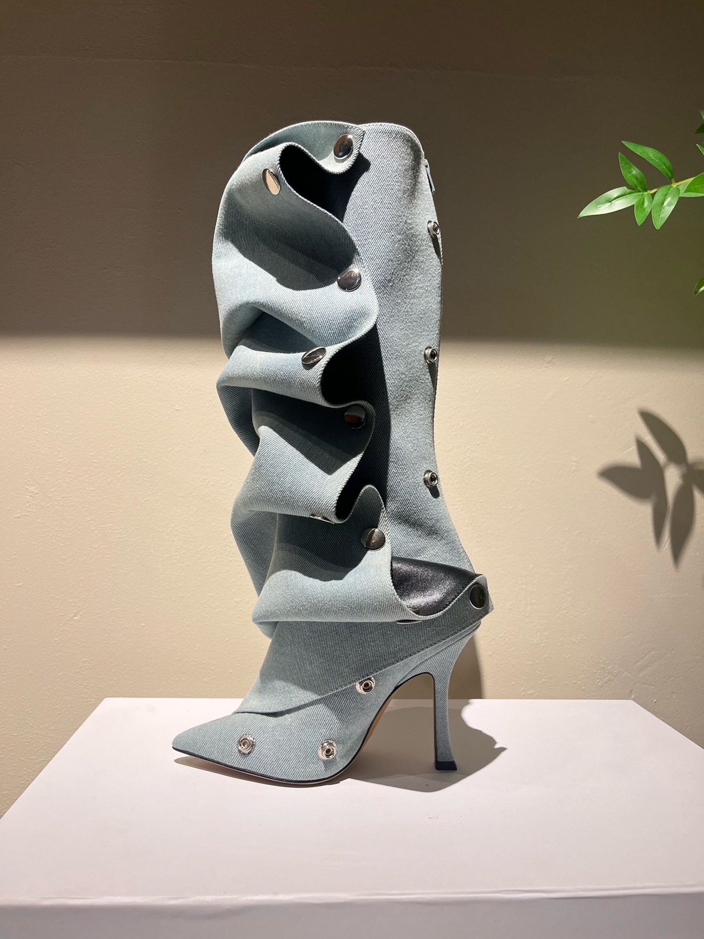 Fashion Show Essential: Iconic Jeans and Boots with Customizable Details - 图片 9