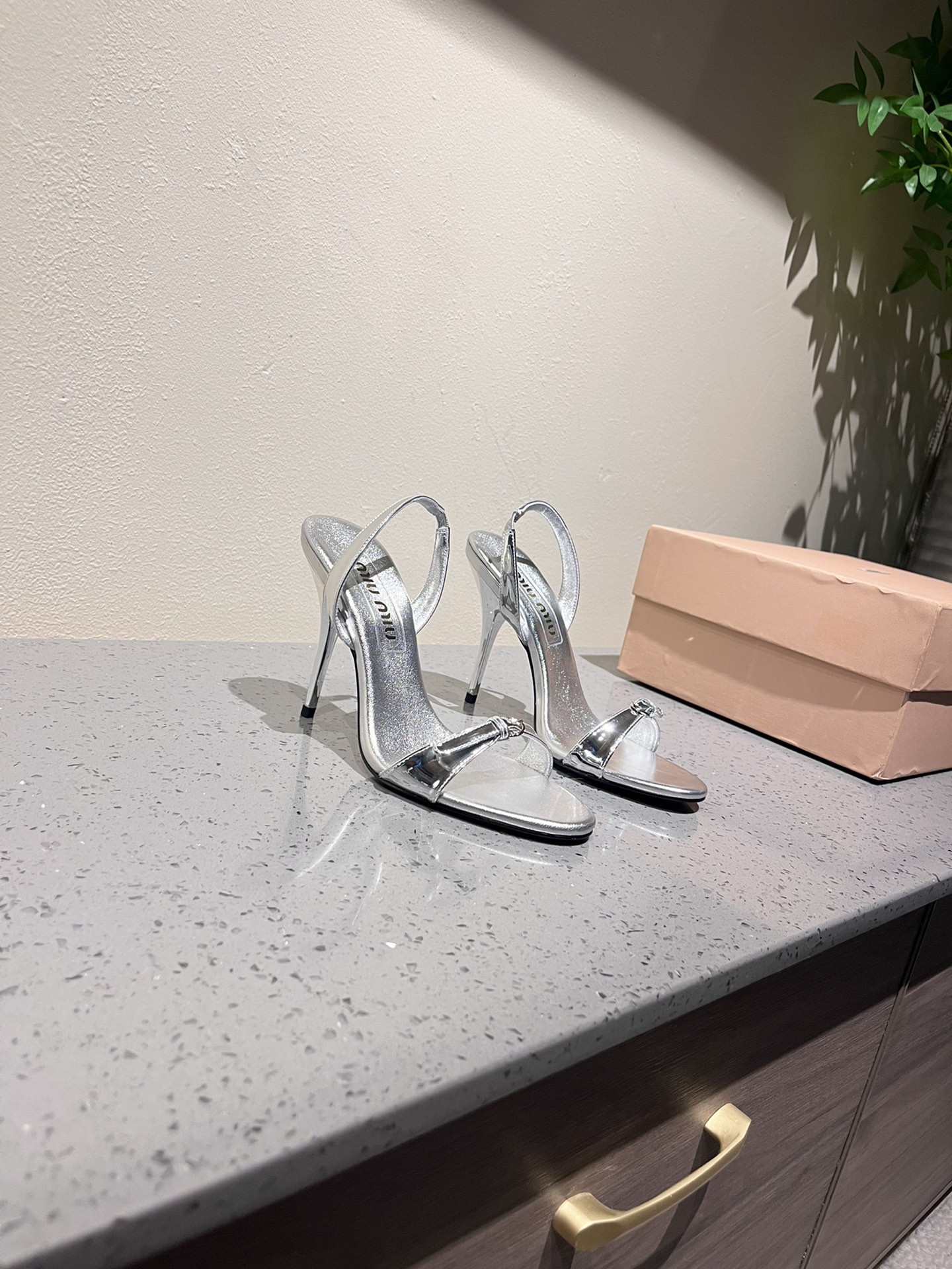 NO:231855,The highest version: Miumiu Miu 25 early spring·The same style as Zhang Yuanying·High-heeled sandals The catwalk model appears on the covers of major fashion magazines·It is used by celebrities and bloggers of Xiaohongshu. Zhang Yuanying and other celebrities will try on and order what you see is what you get and you get. You won’t regret it when you close your eyes. The combination is still salty or sweet (ZP developed shoe shape, hardware, customized colors) Customized imported calf patent leather with upper custom imported sheepskin in the inner body. Original leather sole. Color red, black, silver. Size 35-39 (full package), high heels sandals, miumiu, sandals, high heels, sheepskin, Leather soles19860909最高版本 miumiu缪缪25早春·大热张元英同款·高跟凉鞋 走秀款出现在各大时装杂志封面·各路明星、小红书博主着用 张元英等各路明星订货会试穿订购所见即所得闭眼入都是不会后悔·搭配还是可咸可甜（ZP开发鞋型、五金、订制颜色） 鞋面定制进口小牛漆皮 内里定制进口绵羊皮 鞋底原版真皮大底 颜色红、黑、银 码数35-39（全套包装）,高跟鞋凉鞋,miumiu,sandals,high heels,sheepskin,Leather soles,Women's Shoes