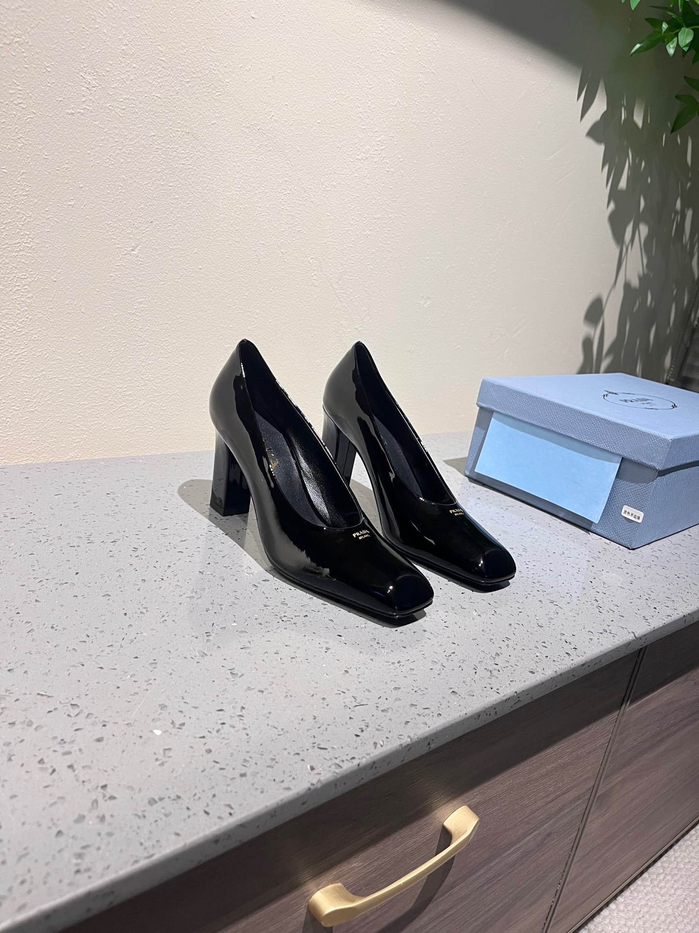 NO:230983,The highest version Prada 25ss early spring new style recommended by major bloggers of Xiaohongshu, 1-1 development to show the classic charm. Injection-molded leather outsole, imported mixed-bred sheep lining. This high heel is elegantly used, cleverly blending the simple shape with the exquisite style of lacquered leather. The silk screen printed letter logo enhances the style of modern design. Leather and rubber sole, decorated with metal letter logo, leather covered heel, 85 mm high size 35-42 (40-42 custom made without return and exchange), high heels single shoes, prada, prada, high heels, Leather soles19860909最高版本 Prada普拉达 25ss早春新款 小红书各大博主推荐,1-1开发 彰显经典魅力. 注塑真皮大底,进口混种羊内里. 这款高跟鞋使用优雅,将简约的造型与漆面皮革的精致风范巧妙融合.丝网印花字母徽标提升摩登设计的格调. 皮革与橡胶鞋底,饰有金属字母徽标 皮革包覆鞋跟,高85毫米 码数35一42（40-42定做不退换）,高跟鞋单鞋,prada,prada,high heels,Leather soles,Women's Shoes