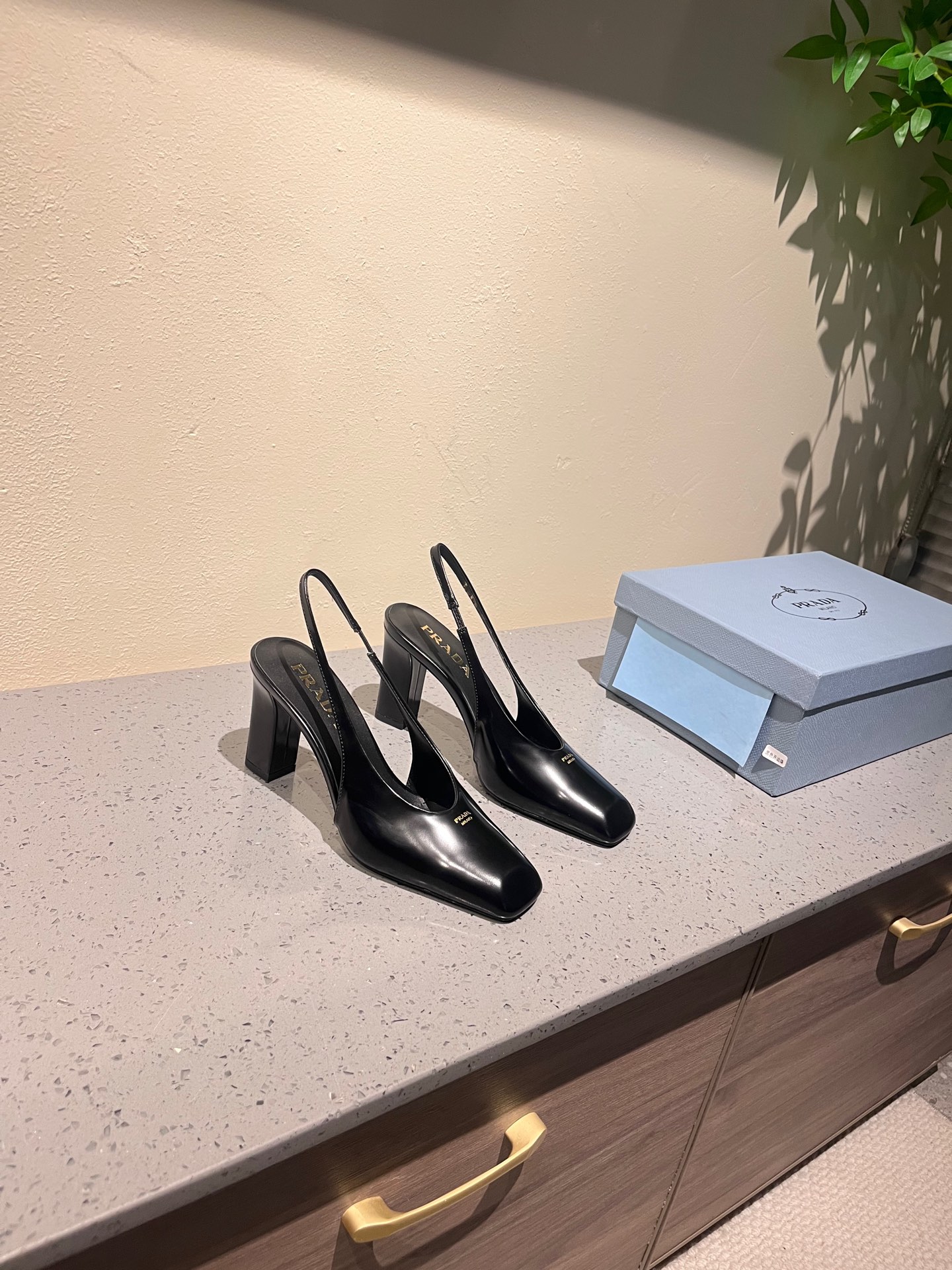 NO:230985,The highest version Prada 25ss early spring new style recommended by major bloggers of Xiaohongshu, 1-1 development to show the classic charm. Injection-molded leather outsole, imported mixed-bred sheep lining. This high heel is elegantly used, cleverly blending the simple shape with the exquisite style of lacquered leather. The silk screen printed letter logo enhances the style of modern design. Leather and rubber sole, decorated with metal letter logo, leather covered heel, 85 mm high size 35-42 (40-42 custom made without return and exchange), high heels single shoes, prada, prada, high heels, Leather soles19860909最高版本 Prada普拉达 25ss早春新款 小红书各大博主推荐,1-1开发 彰显经典魅力. 注塑真皮大底,进口混种羊内里. 这款高跟鞋使用优雅,将简约的造型与漆面皮革的精致风范巧妙融合.丝网印花字母徽标提升摩登设计的格调. 皮革与橡胶鞋底,饰有金属字母徽标 皮革包覆鞋跟,高85毫米 码数35一42（40-42定做不退换）,高跟鞋单鞋,prada,prada,high heels,Leather soles,Women's Shoes