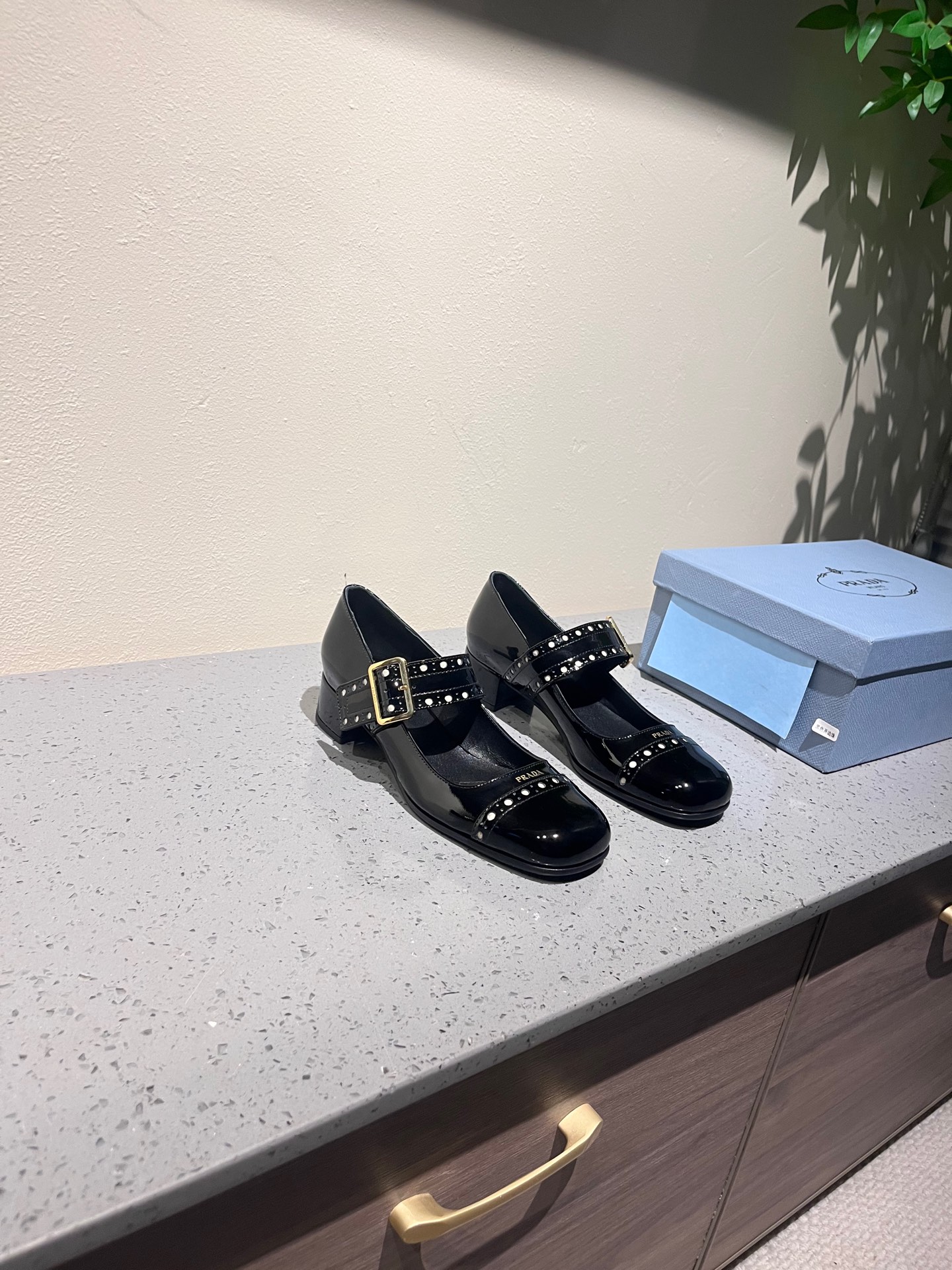 NO:230981,The highest version Prada 25ss early spring new style recommended by major bloggers of Xiaohongshu, 1-1 development to show classic charm. Injection molded leather outsole, imported mixed-bred sheep lining. This stylish high heel is made of lacquered leather, decorated with perforated decoration, contrasting colors to highlight the retro style. Wing pattern perforated upper and metal buckle Silk-printed logo is decorated with metal letter logo Leather cover heel, 35 mm high Size 35-42 (40-42 custom made without return), single shoes, prada, prada, high heels, Leather soles19860909最高版本 Prada普拉达 25ss早春新款 小红书各大博主推荐,1-1开发 彰显经典魅力. 注塑真皮大底,进口混种羊内里. 这款时尚的高跟鞋采用漆面皮革制成,饰以穿孔装饰,对比鲜明的色彩彰显复古风范. 翼纹穿孔鞋面与金属搭扣 丝网印花徽标 饰有金属字母徽标 皮革包覆鞋跟,高35毫米 码数35一42（40-42定做不退换）,单鞋,prada,prada,high heels,Leather soles,Women's Shoes