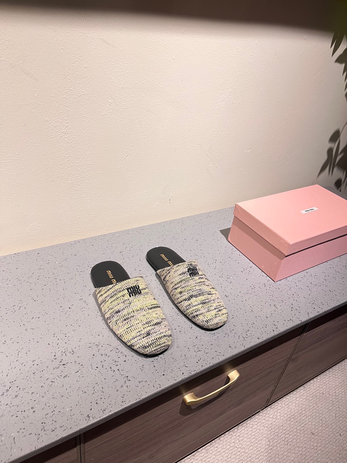 NO:230975,The highest version of miumiu 25 early spring·Show leather slippers. Bloggers from all walks of life are particularly amazing to use the new season of old series. You won’t regret it when you close your eyes. It can be salty or sweet (ZP developed shoe shape, customized color) Customized upper imported braided sole imported leather outsole Color black, white, red, green Heel height: flat sole Size 35-39 (full package), semi-torch, miumiu, slippers, Leather soles19860909最高版本 miumiu缪缪25早春·走秀真皮拖鞋 各路博主着用全新一季做旧系列上脚尤为惊艳到你的一款闭眼入都是不会后悔·搭配还是可咸可甜（ZP开发鞋型、订制颜色） 鞋面定制进口编织 鞋底进口真皮大底 颜色黑、白、红、绿 跟高:平底 码数35-39（全套包装）,半拖,miumiu,slippers,Leather soles,Women's Shoes