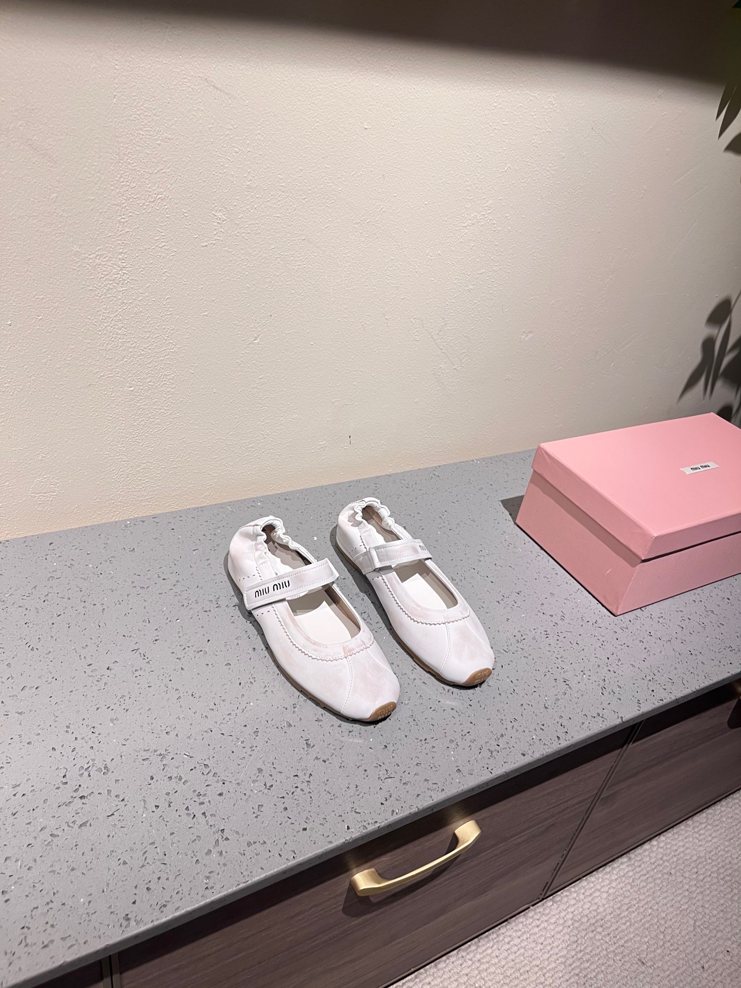 NO:230974,The highest version of Miumiu Miu 25 spring and summer catwalk western denim series·New folded tight Mary Jane single shoes·Tao pictures frequently appear on the covers of major fashion magazines·Zhang Yuanying and other celebrities ordering will try on ordering what you see is what you get, closed your eyes and you won't regret it. It can be salty or sweet (ZP developed and customized to make a real version of mid-to-out sole) Customized upper imported sheep leather Sole: ZP customized outsole Color yellow, apricot, black, white, old white Size 35-39 (40 can be customized without return and exchange) (full package), ballet shoes, miumiu, mary jane, sheep19860909最高版本 miumiu缪缪25春夏走秀西部牛仔系列·全新褶皱松紧玛丽珍单鞋·走秀图频频出现在各大时装杂志封面·张元英等各路明星订货会试穿订购所见即所得闭眼入都是不会后悔·搭配还是可咸可甜（ZP开发订制真正对版中大底） 鞋面定制进口羊猄皮 鞋底:ZP定制大底 颜色黄、杏、黑、白、做旧白 码数35-39 (40可定做不退换)（全套包装）,芭蕾舞鞋,miumiu,mary jane,sheep,Women's Shoes