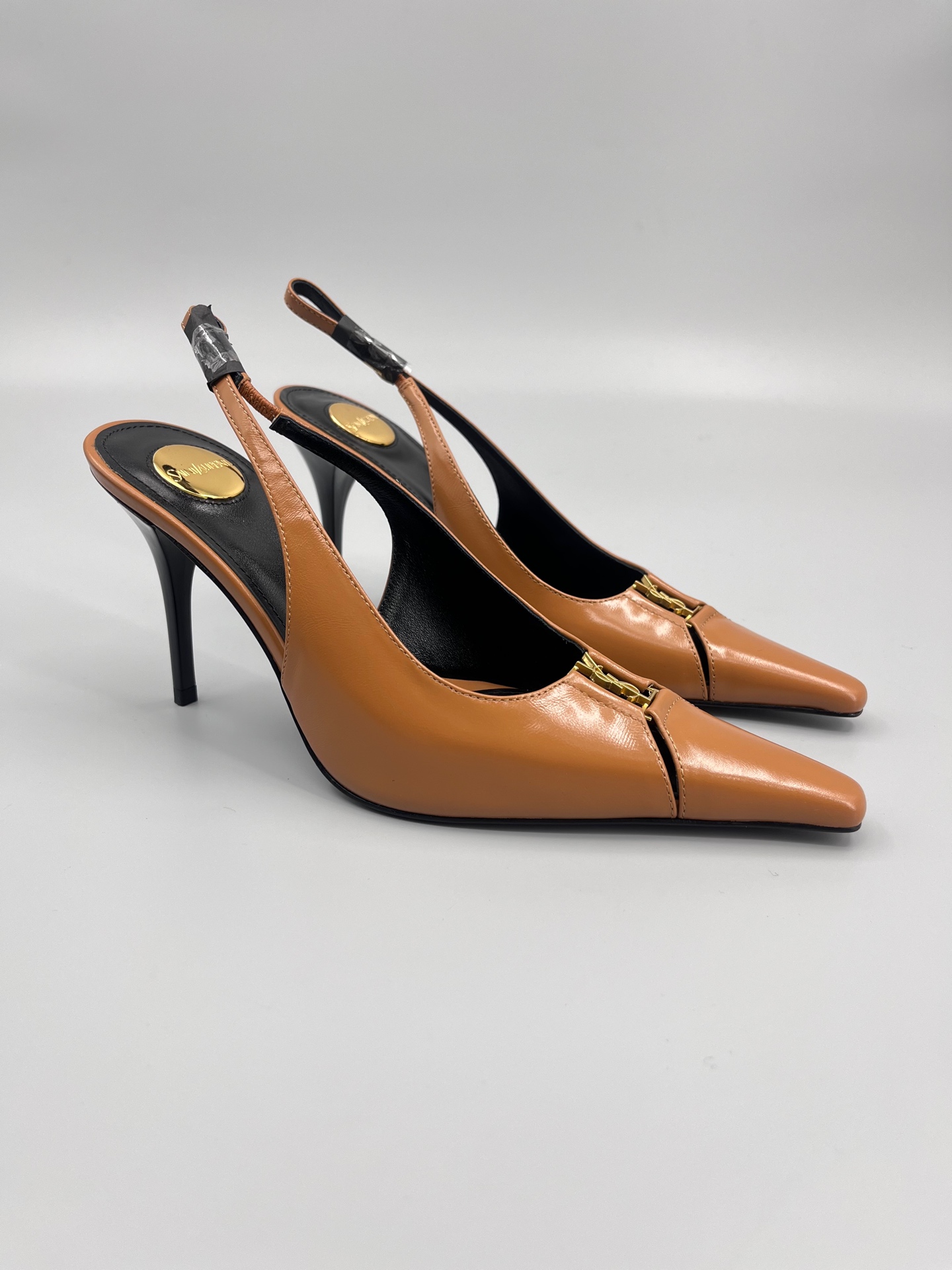 NO:230965,Exclusive new model is available on the shelves YSL Saint Laurent - SS summer square head metal letter decoration High heel new product catwalk high heel sandals New spring and summer series with square buckle high heel sandals!  How can you miss a pair of fairy shoes in the light summer? When you match various small skirts, you don’t pick the shape of your feet at all. Light up the delicate lines of your ankle, release infinite elegant charm, and explore more selected high heels!  The texture of the fabric is very good, the leather is outsole, size 35-39, heel height 9.5, sandals, saint laurent, saint laurent, sandals, high heels, slippers, skirts, Leather soles19860909独家新款上架 YSL 圣罗兰 — SS夏季方头金属字母装饰 高跟新品 走秀款高跟凉鞋 全新春夏系列后带方扣高跟凉鞋 ！ 尖头高跟拖鞋淡淡的夏日里怎么少得了一双仙女鞋 各种小裙子搭配起来 完全不挑脚型哦 点亮脚踝纤雅线条 释放无限优雅魅力 探索更多臻选高跟鞋！ 面料珠光漆皮质感非常好 大底真皮大底 码数35-39 跟高9.5,凉鞋,saint laurent,saint laurent,sandals,high heels,slippers,skirts,Leather soles,Women's Shoes