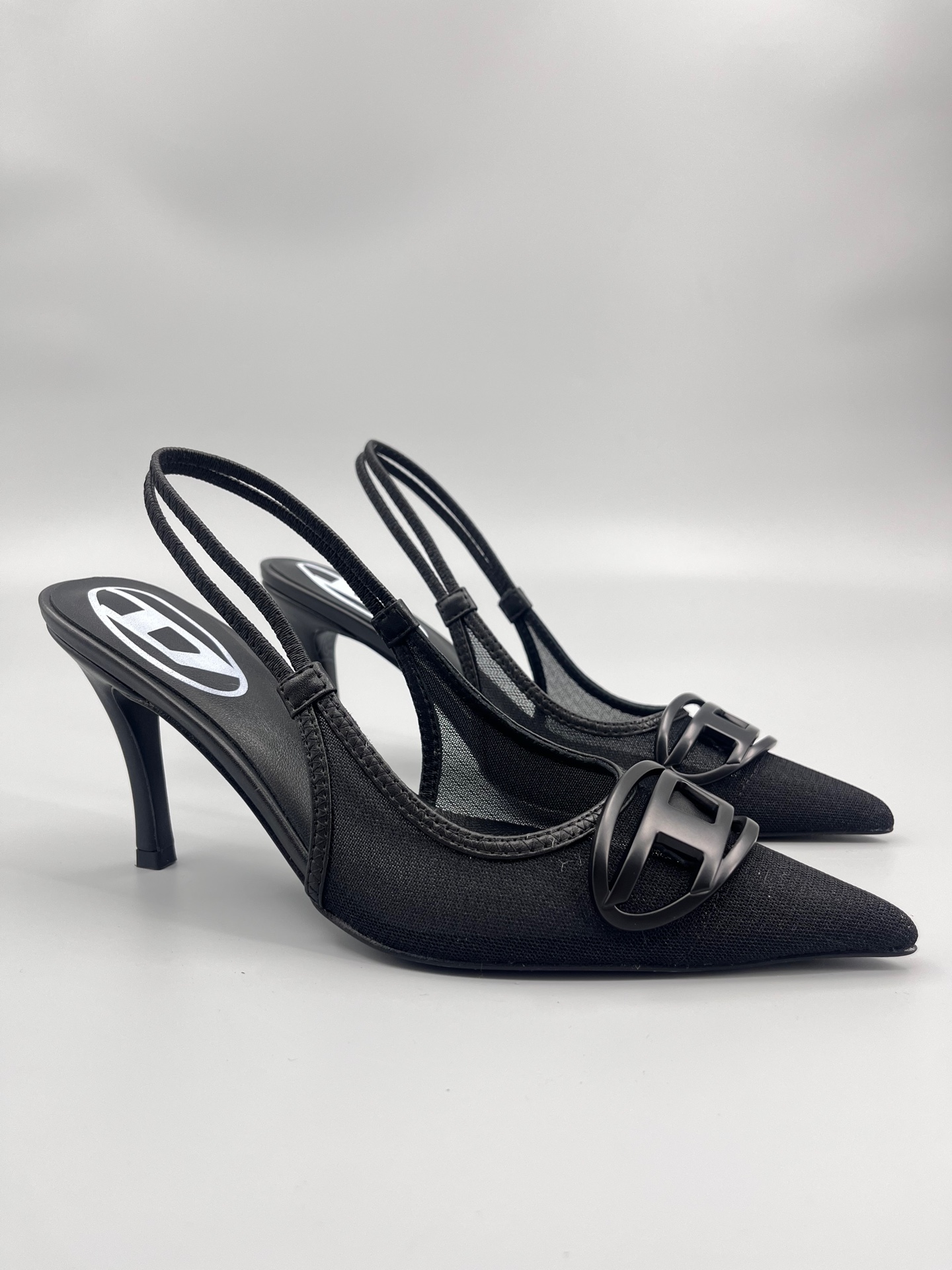 NO:230947,2025 new Diesel rear elastic pointed high heels (ice wire mesh series) F/W25 Sexiest Shoes Award was awarded to DIESEL and debuted at Milan Fashion Week. It can be said that the scene is exciting and Dlog high heels shine!  One shoe is hard to find. The new product in the new season is extremely eye-catching. Beautiful Diesel high heels. DIESEL. Exclusive brand recognition original mold opening hardware. Smooth lines, elegant style. Must-have for people. Beautiful enough. Upper. Ice wire mesh. Inner. Sheepskin. Stepping sheepskin. Original custom leather sole. Size 35-39 (40.41 order). Heel height. 8.5cm. Packaging. Diesel original packaging. Color 3 colors. (silver, black, white). Sandals. Sandals. High heels. Sheepskin.198609092025年新品Diesel后弹力尖头高跟鞋（冰丝网系列） F/W25最性感鞋子大奖颁给DIESEL 亮相米兰时装周  可以说现场状况精彩不断 Dlog高跟鞋大放异彩！一鞋难求 新一季的新品无比抢眼 绝美Diesel高跟鞋 DIESEL 独家品牌辨识度的原版开模五金 流畅的线条,优雅版型 人手必备 美到窒息 鞋面冰丝网 内里绵羊皮 垫脚羊皮 鞋底原版定制真皮鞋底 码数35-39（40.41订） 跟高8.5cm 包装Diesel原版包装 颜色3色发售（银色,黑色,白色）,凉鞋,sandals,high heels,sheepskin,Women's Shoes