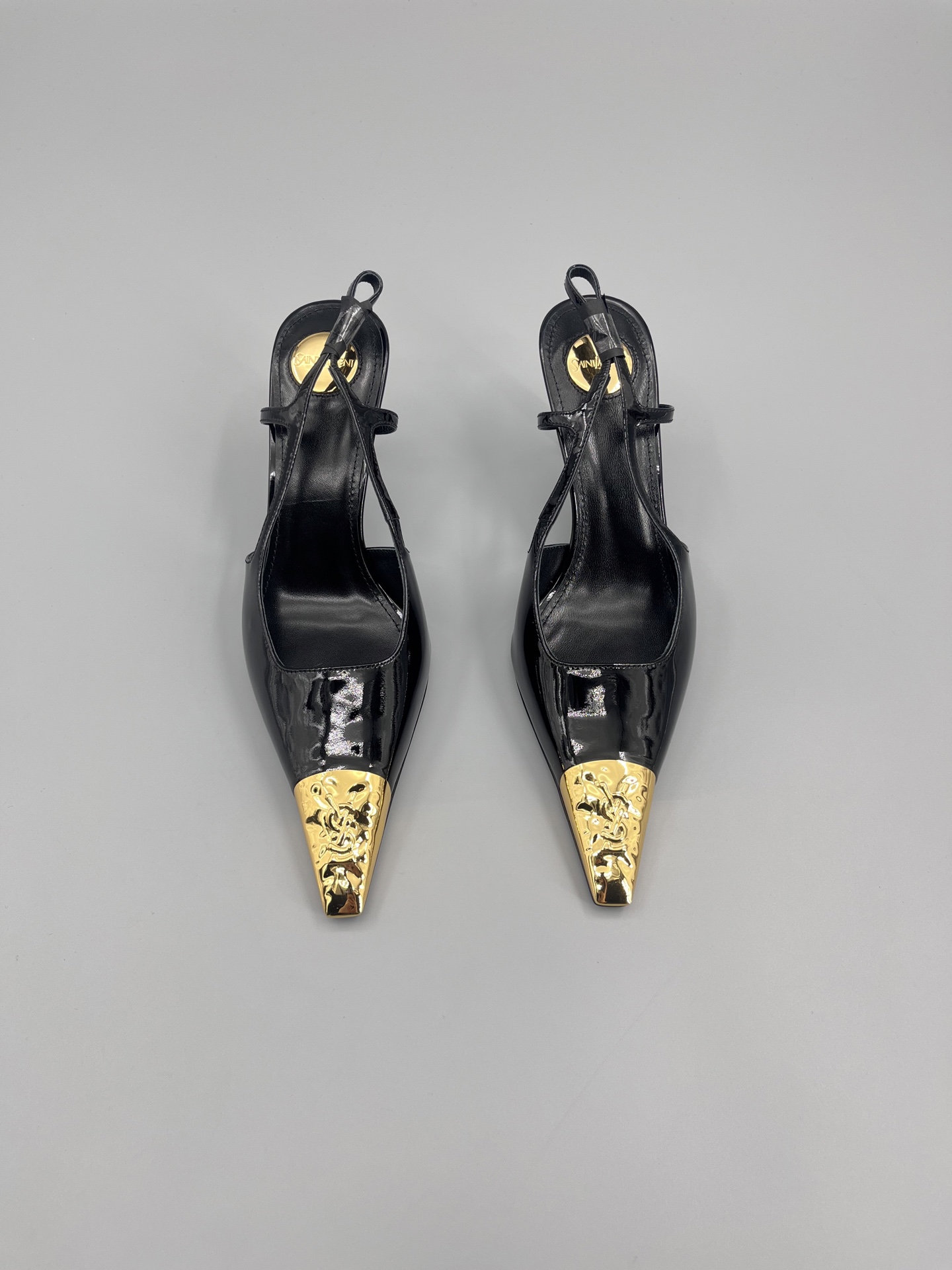 NO:230950,The only correct version on the entire network. New Saint Laurent YSL metal head decoration. Sexy and beautiful collection level. Exquisite curves and proud rhythm when walking. It not only represents nobility and elegance, but also a symbol of a unique fashion attitude. Rear elastic design. The ankles are decorated with thinner. The upper is matched with the classic cassander retro LOGO. Elegant and exquisite. Ingenious flow lines. The side of the shoe is streamlined to make the ankles and calves look longer and charming. It allows people to feel the sexy and charm of women. Custom imported calfskin/silk. Inner imported sheepskin. Sole imported leather outsole. Heel height 7cm. Color black cowhide/black patent leather. Size 34-39 (40.41.42 order) (full package), sandals, saint laurent, saint  laurent, sandals, cowhide, sheepskin, real silk, Leather soles19860909全网唯一正确版本 新品圣罗兰YSL金属头装饰 性感绝美收藏级别 精致的弧度,走路时骄傲的节奏 它不仅代表了高贵和优雅 更是一种独特的时尚态度的象征 后弹力设计.将女士脚踝处修饰更加纤细 鞋面配合经典cassander复古LOGO 典雅精致 别出心裁的流动线条 鞋子侧面采用流线型设计 使脚踝和小腿看起来更加修长和迷人 让人能够感受到女性的性感和魅力 鞋面定制进口小牛皮/真丝 内里进口绵羊皮 鞋底进口真皮大底 跟高7cm 颜色黑色牛皮/黑色漆皮 码数34-39（40.41.42订）（全套包装）,凉鞋,saint laurent,saint laurent,sandals,cowhide,sheepskin,real silk,Leather soles,Women's Shoes