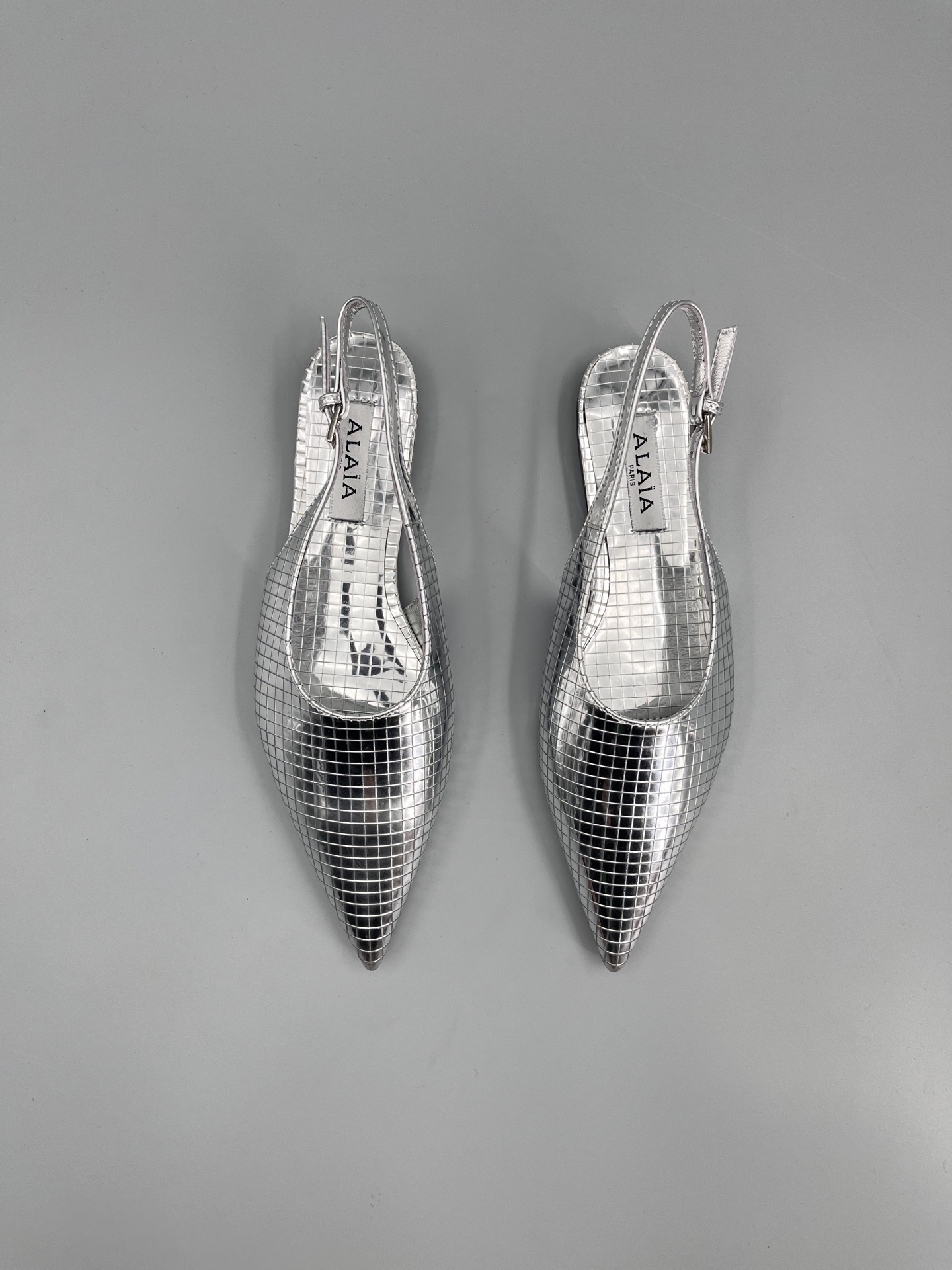 NO:230956,from Alaa 24 autumn and winter series silver mirror splicing slingback high heels, the fabric material is super futuristic and the heroine's aura, has it hit your heart?  Gold and silver color combination, beautiful high heels, custom mirror upper, inner sheepskin, heel height 10cm, size 35-39 (40.41 order) Packaging full set of original packaging, sandals, sandals, high heels, sheepskin19860909from 阿莱亚 Alaa 24秋冬系列银色镜面拼接slingback高跟鞋,面料材质超具未来感和女主气场,有打进你的心趴上吗？金银配色,绝美高跟 鞋面定制镜面 内里羊皮 跟高10cm 尺寸35-39（40.41订） 包装全套原版包装,凉鞋,sandals,high heels,sheepskin,Women's Shoes