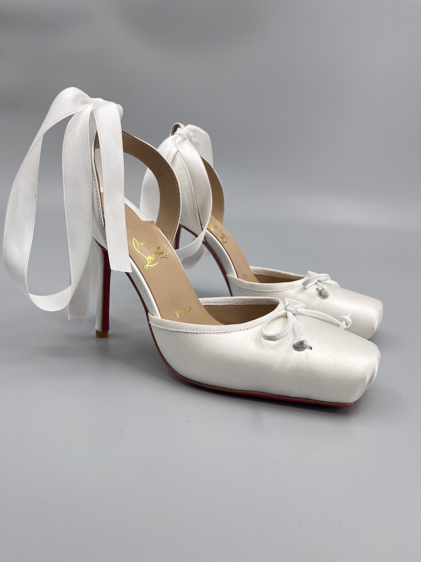 NO:237206,2025 Spring and Summer New Fashion Show Ballet Bow High Heels Sandals CL Red Sole Forever Red Sole High Heels New Red Sole Ballet High Heels Nothing to say is just a whole beauty #Fatal Temptation I just tried it on my feet. It’s very easy to wear very stable and also very beautiful #Red Sole Super Comfortable High Heels Female Shoes Must have a pair of red Sole Shoes, silk upper, sheepskin heels height 11cm Free shipping CL full set of original packaging, high heels, christian louboutin, christian louboutin, sandals, high heels, sheepskin, real silk198609092025春夏新款时装走秀芭蕾蝴蝶结高跟凉鞋 CL红底永远的 红底高跟 新款红底芭蕾高跟鞋 没什么好说的 就是一整个美疯#致命的诱惑 刚刚上脚试了 非常好穿非常稳 也非常美#红底鞋 超舒适的高跟鞋 女人味鞋子必须有一双红底鞋 鞋面真丝 内里羊皮 跟高11cm 包邮CL全套原版包装,高跟鞋,christian louboutin,christian louboutin,sandals,high heels,sheepskin,real silk,Women's Shoes