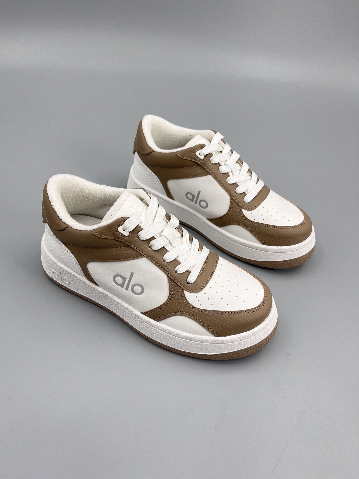 NO:230973,Purchase grade alo25s new spring and summer style color-blocking white shoes thick-soled comfortable and casual style alo understands girls better than Nike!  Super versatile!  And super comfortable!  It's a thick bottom but it's not heavy at all on the feet!  Very lightweight!  It looks better when putting on socks!  And it is recommended by celebrities. It is a model that increases your legs and makes your legs look thinner!  Super suitable for us small girls~ the shoes are also a classic color-blocking and contrasting design with the delicate leather texture on the upper!  !  Material cowhide, inner li sheep, outsole pure natural rubber outsole Size#35-40 (40 custom made without return or exchange), casual shoes/sports shoes, sneakers, cowhide19860909代购级 alo25s 春夏新款 拼色小白鞋厚底舒适休闲款 alo比耐克更懂女生！上脚超级百搭！而且超级舒适！是厚底款但是上脚一点都不沉重！ 非常轻便！套上袜套搭配更好看！而且还是明星同款推荐～上脚增高显腿细！ 超级适合我们小个子女生～鞋子整体也是经典的拼色撞色设计搭配鞋面细腻的真皮纹路肌理感！！ 材质牛皮 内里羊里 大底纯天然橡胶大底 Size#35-40（40定制不退换）,休闲鞋/运动鞋,sneakers,cowhide,Women's Shoes