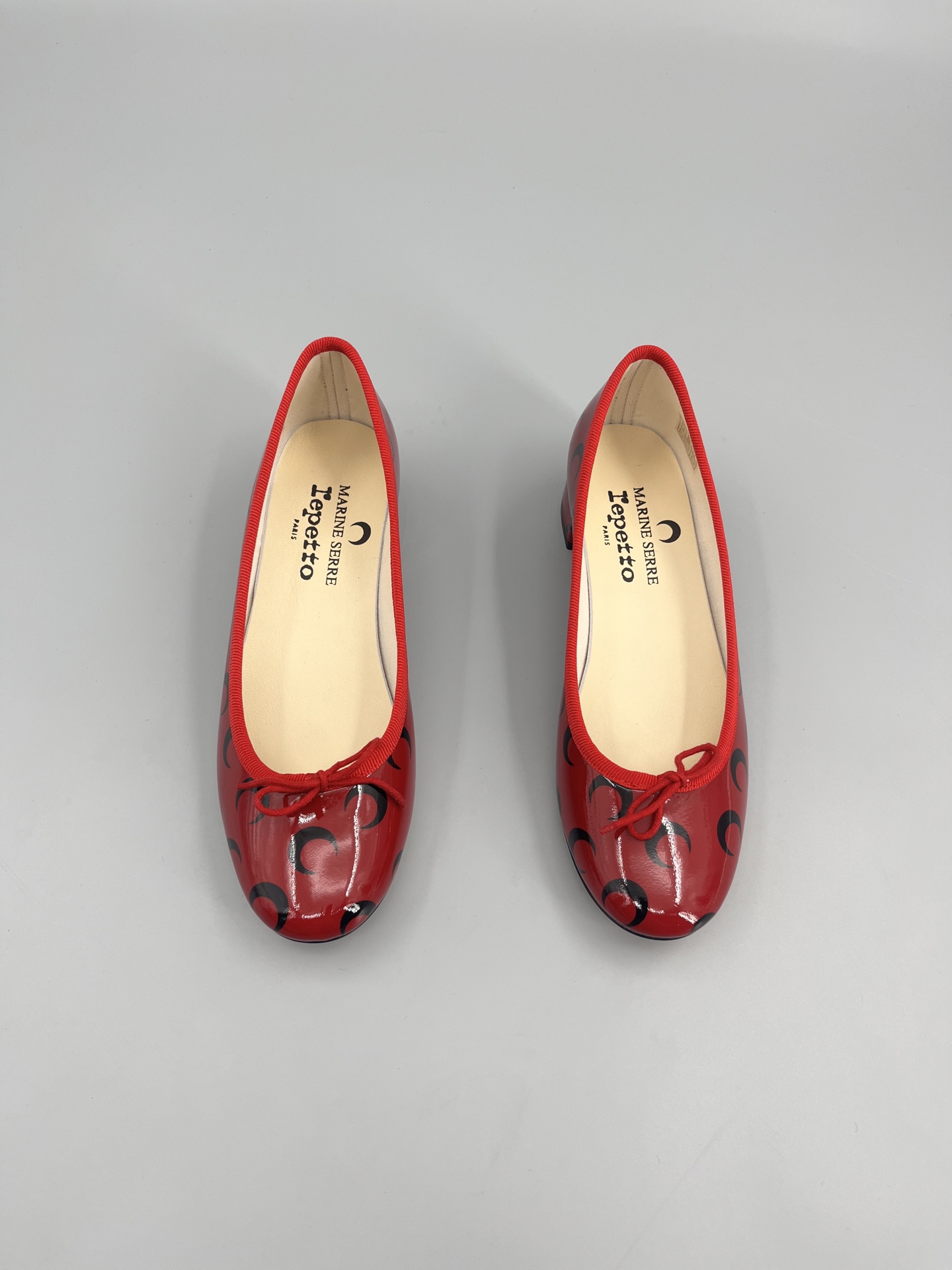 NO:230967,The Moon God Arrives - Marine serre x Repetto co-branded model The moon logo is printed on the toe and insole!  It feels comfortable and slimming on your feet. It looks good with whatever you want!  Fairies, limited edition (limited quantity) #skp #niche fashionable shoes #ballet heel height 4cm cowhide upper, genuine leather sole, original one-to-one-to-one, single shoes, cowhide19860909月神降临-Marine serre x Repetto联名款 鞋头和鞋垫里面都印了月亮的标志！ 上脚脚感舒适显瘦 配啥啥好看哈！ 仙女们冲 限量款（数量有限） #skp #小众时髦鞋子 #芭蕾舞鞋跟高4cm 牛皮鞋面,真皮鞋底,原版一比一定制,单鞋,cowhide,Women's Shoes