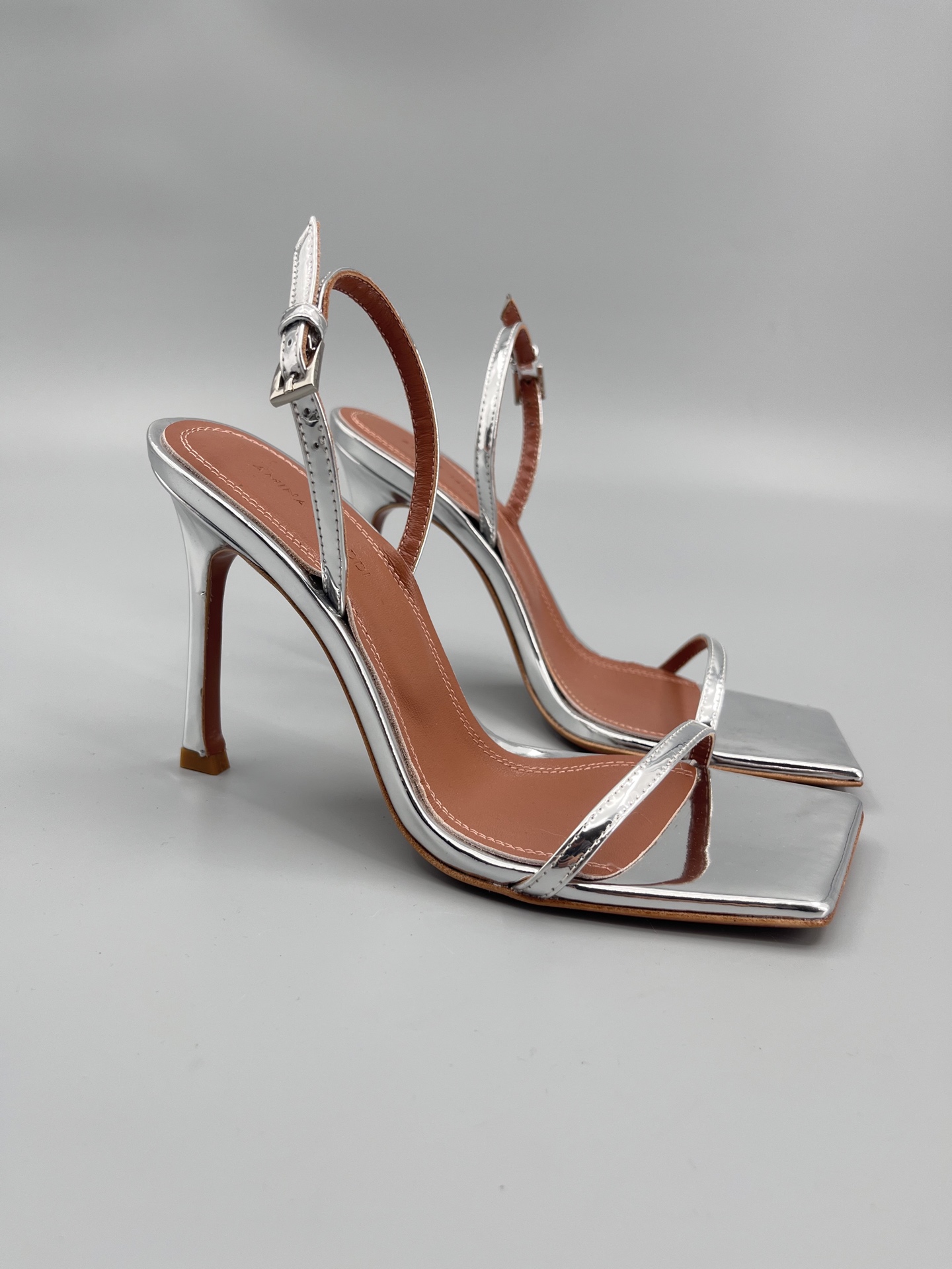 NO:237195,Amina Muaddi 2025 spring and summer new simple and fashionable one-strip sandals. Perfect shoe shape, square toe design, more unique. It is a pair of very elegant high heels!  Patent leather upper, imported sheepskin lining, foot pad, imported leather sole   injection molding process, heel height 9.5CM Size35-42 (40.41.42 custom made without return), high heels, sandals, high heels, sheepskin19860909Amina Muaddi2025春夏新款简约时尚一字带凉鞋 完美鞋型,方头设计,更加别具一格 是一双很有气质的高跟鞋！ 鞋面漆皮 内里、垫脚进口羊皮里 大底进口真皮底 注塑工艺 跟高9.5CM Size35-42（40.41.42定做不退换）,高跟鞋,sandals,high heels,sheepskin,Women's Shoes