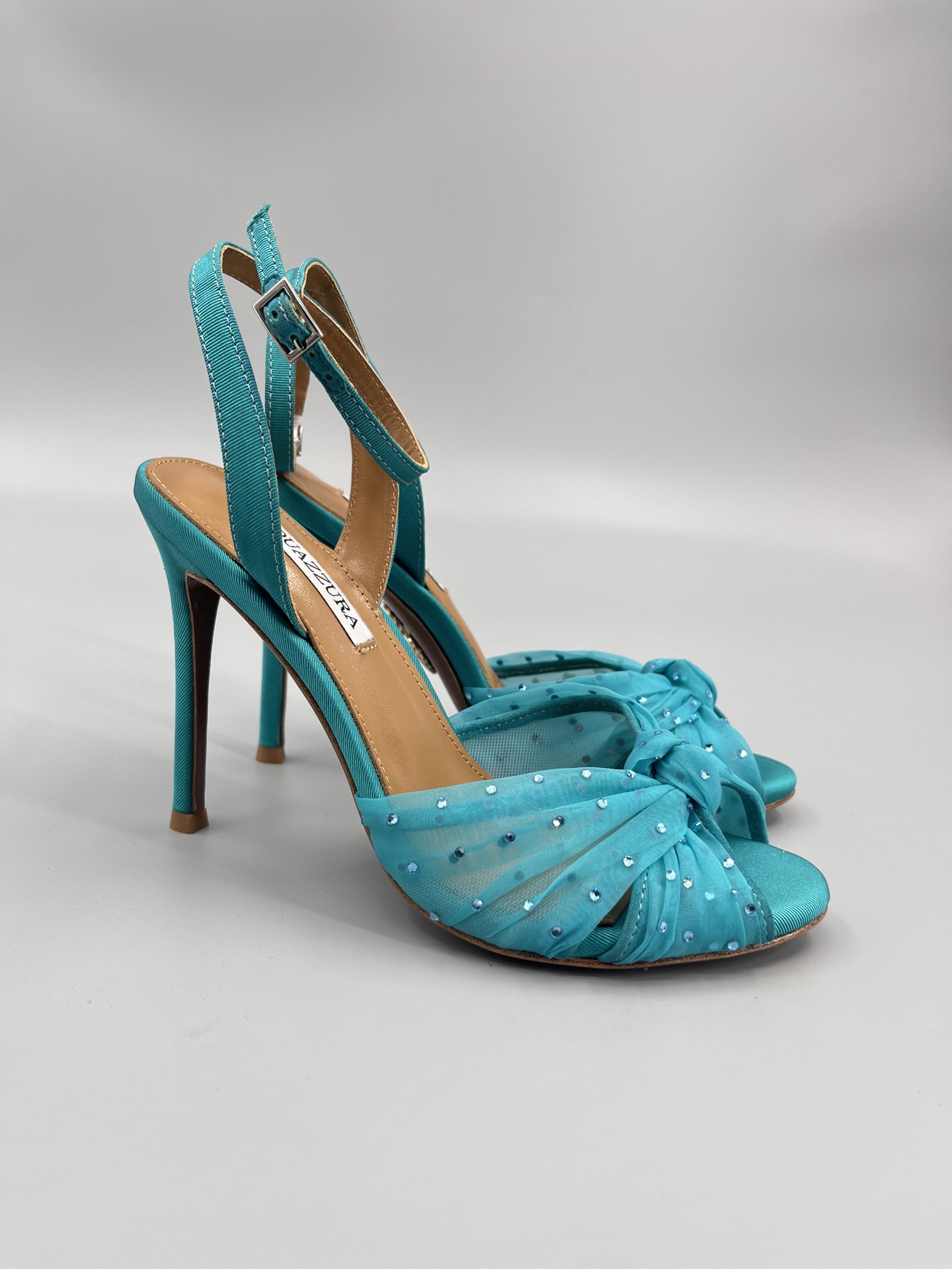 NO:237200,2025 new AQUAZZURA big pineapple rhinestone hoist heel decorative high heels. The latest 2025 spring and summer rhinestone decorative high heel sandals. They are super elegant on their feet. They are both simple and fashionable. They are so shining and beautiful, and they are beautiful at a new level!  Cross design, full of fashion, simple style, full diamond and string design, major bloggers from all walks of life have put on the game ZP development and customization of correct fabrics, matched with super flash, new upgraded 5A-level Aoji diamonds, height 10 · 5cm, material silk, imported leather soles, rhinestones, original one-to-one-size, custom-made Australian diamonds, size 36-39 (40.41. Customizable) Packaging full set of original packaging, high heels, sandals, high heels, real silk, Leather soles198609092025新款AQUAZZURA大菠萝 水钻葫芦跟装饰高跟 2025春夏最新款水钻装饰高跟凉鞋 上脚超级有气质· 既简洁又时髦 太闪太美啦 美出出新高度！ 交叉设计,时尚感满满 简约版型,满钻串休设计 各路大博主都纷纷上脚 ZP开发、订制正确面料 搭配超闪全新升级5A级奥钻 高度10 ·5cm 材料真丝 鞋底进口真皮大底 水钻原版一比一定制澳钻 码数36-39（40.41.可定做） 包装全套原版包装,高跟鞋,sandals,high heels,real silk,Leather soles,Women's Shoes