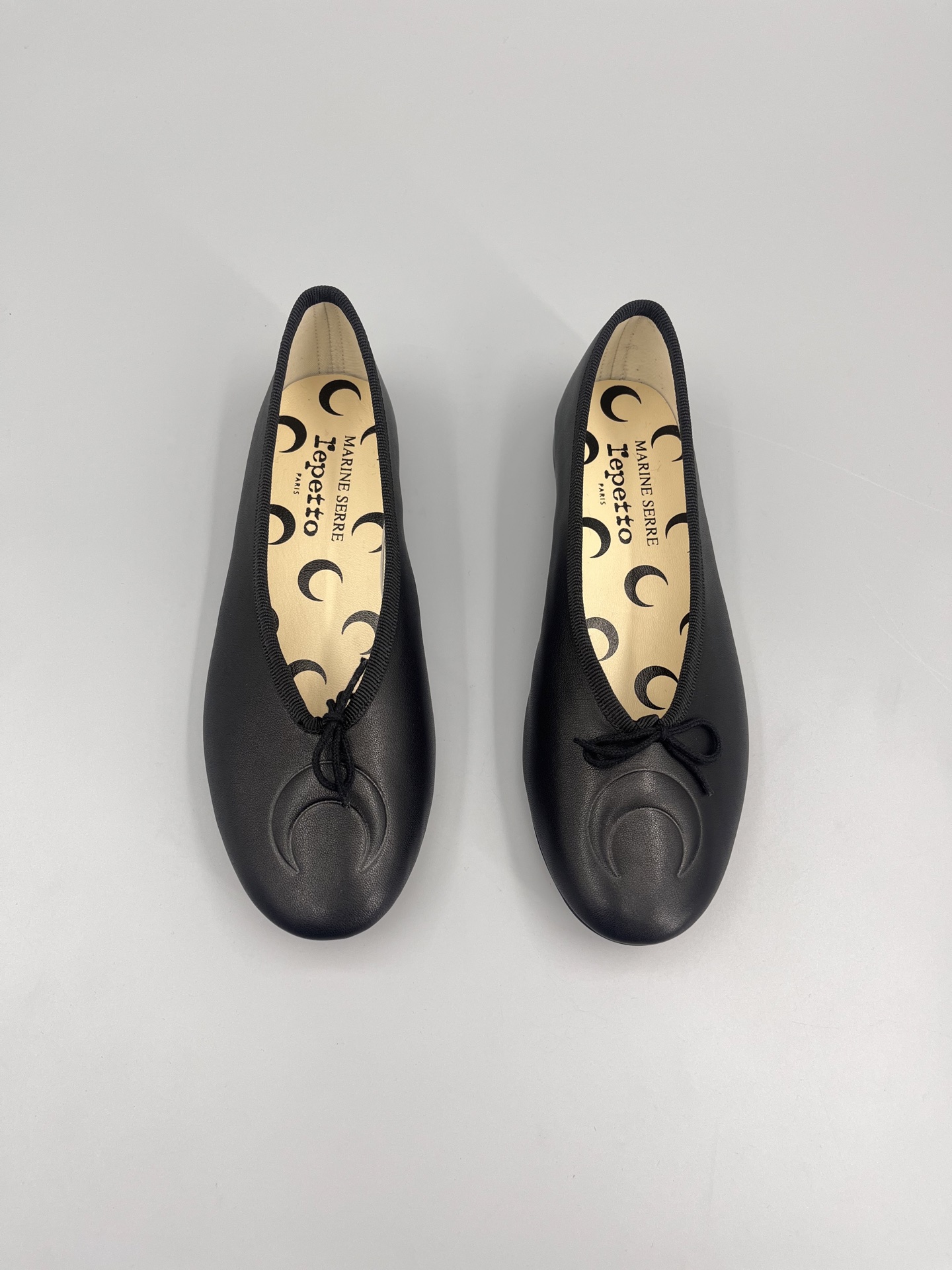 NO:230970,Marine serre x Repetto co-branded style Crescent print shallow mouth ballet shoes Single shoes The moon logo is printed inside the toe and insole!  It feels comfortable and slimming on your feet. It looks good with whatever you want!  Fairies, limited edition (limited quantity) original imported cowhide, inner foot pad sheepskin, original leather outsole, size 35-39 (40 custom made, no return or exchange), ballet shoes, cowhide, sheepskin, Leather soles19860909Marine serre x Repetto 联名款 月牙印花浅口 芭蕾舞鞋 单鞋 鞋头和鞋垫里面都印了月亮的标志！ 上脚脚感舒适显瘦 配啥啥好看哈！ 仙女们冲 限量款（数量有限） 鞋面原版进口牛皮 内里垫脚羊皮 鞋底原版真皮大底 码数35-39（40定制不退换）,芭蕾舞鞋,cowhide,sheepskin,Leather soles,Women's Shoes