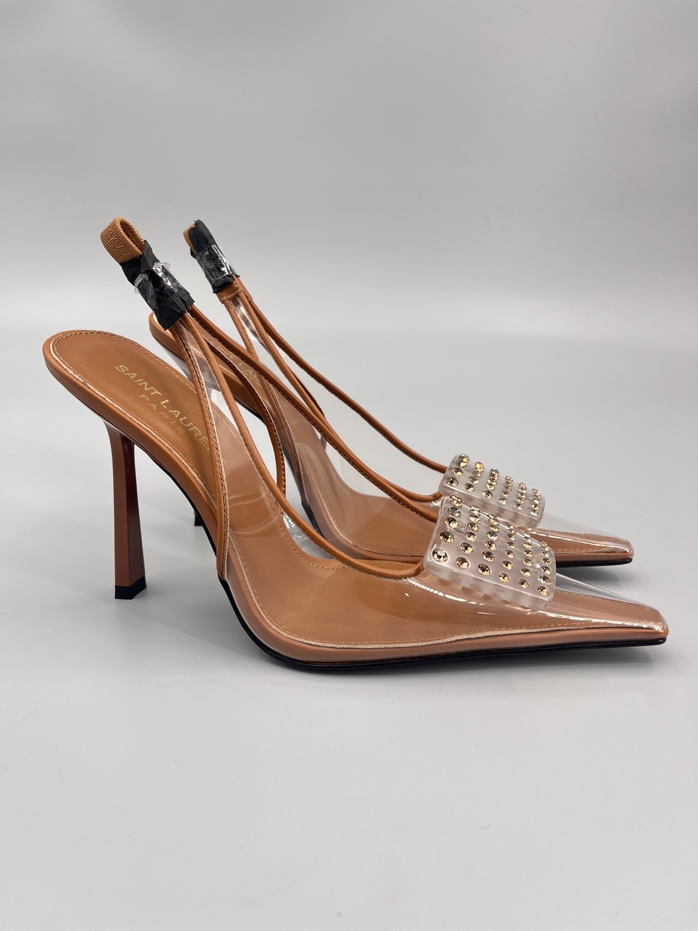 NO:237204,Saint Lauren*YSL Saint Laurent classic spring and summer metal letter logo high heel slippers. High heels that cut men and women. I love it. It is worthy of being the brand that understands women the most. It is sold out immediately after launching. Especially the side lines are smooth and naturally slim, which makes the whole pair of shoes feel layered and feminine. No matter what style you usually have, please try it!  The upper is made of original custom material, the inner lining is mixed-bred sheepskin Italian leather outsole Heel height 10.5cm Size35-39 (40 customization), high heels, saint laurent, saint laurent, saint laurent, saint laurent, high heels, slippers, sheepskin, Leather soles19860909Saint Lauren*YSL圣罗兰经典春夏金属字母logo高跟拖鞋 斩男又斩女的高跟鞋 爱了 不愧是最懂女人的品牌 上新即售空 尤其是侧面线条设计流畅自然还很显瘦 让整双鞋层次感十足又富有女人味 不管你平时什么风格 请你一定要试试它！ 鞋面采用原版定制材质 内里是混种羊皮 意大利真皮大底 跟高10.5cm Size35-39（40定制）,高跟鞋,saint laurent,saint laurent,saint laurent,high heels,slippers,sheepskin,Leather soles,Women's Shoes