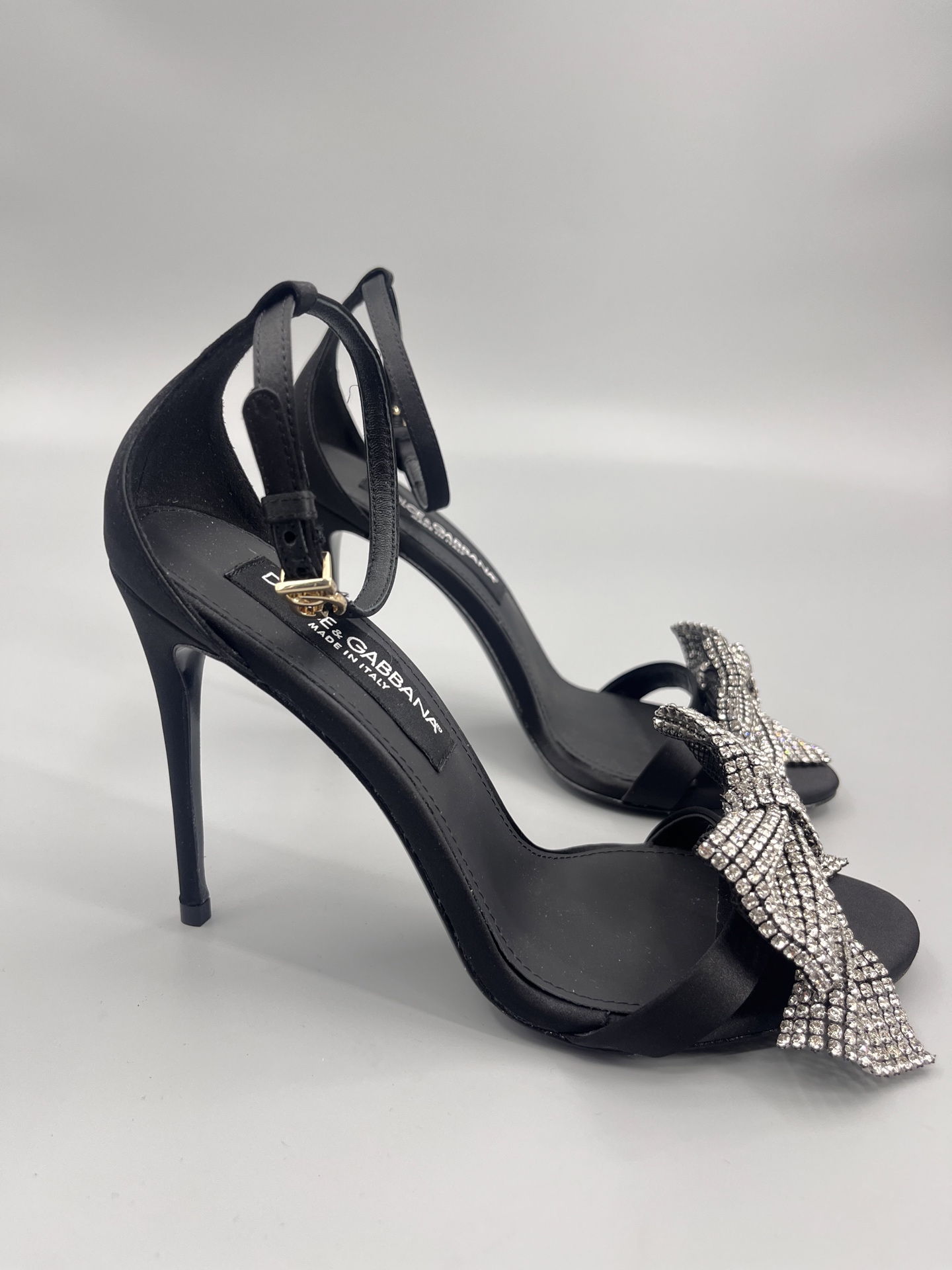 NO:230961,The highest version Dolce & Gabbana's beautiful flower-decorated high heels are fully firepowered and creative. Since Italian women pay special attention to clothing and accessories, the design styles of Dolce & Gabbana are quite gorgeous, from retro fur bags to various embroidered knee-length socks, all have a strong Dolce & Gabbana's design emphasizes the combination of emotions, tradition and culture. Grandma's emerald green cowhide shoes are blessed with vivid dragonfly petals. The workmanship is super detailed, matched with rhinestone metal buckles. Although the design is simple, it makes people unable to take a look at the shoes. They are elegant and noble. The upper is silk, inner sheepskin, heel height 10cm, genuine leather sole size 35-39 (40.41·42 order) Butterfly original custom  Dolce & Gabbana original one-to-one packaging, high heels sandals, Dolce & Gabbana, Dolce & Gabbana, sandals, high heels, cowhide, sheepskin, real silk19860909最高版 杜嘉班纳Dolce&Gabbana绝美花装饰高跟鞋 火力全开、创意无限,由于意大利女性特别讲究穿着和饰品,所以Dolce&Gabbana的设计风格都相当华丽、小到皮草制的复古提包到各种绣满图案的及膝袜,都有极具浓厚的杜嘉班纳气息 杜嘉班纳的设计讲究情感、传统和文化的结合 祖母翡翠绿的牛皮鞋身,加持活灵活现的蜻蜓花瓣 做工是超级细致,搭配水钻的金属扣环,虽然设计简单,却让人对这双鞋移不开眼,优雅又高贵 鞋面真丝 内里羊皮 跟高10cm 鞋底真皮 码数35-39（40.41·42订） 蝴蝶原版定制 杜嘉班纳原版一比一包装,高跟鞋凉鞋,Dolce&Gabbana,Dolce&Gabbana,sandals,high heels,cowhide,sheepskin,real silk,Women's Shoes