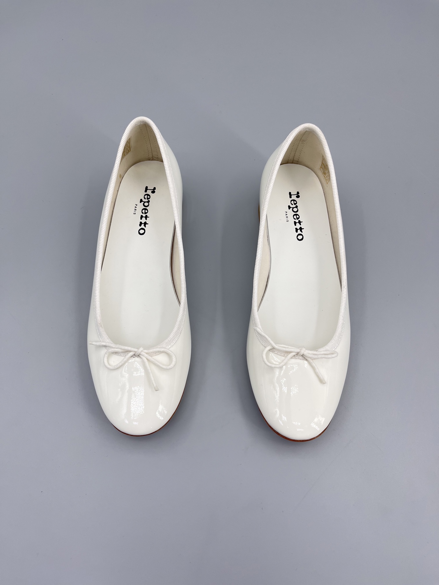 NO:230958,Repetto niche trendy brand, 25ss spring and summer new style, crescent shallow mouth, thick heel, ballet shoes, single shoes, as long as you like to wear ballet shoes, ballet shoes, treasures, you can completely close your eyes and rush to this pair of shoes. The shoe shape is so good that you don’t want to take off your feet. The foot feels comfortable and slim. Whatever you like is good!  Fairies, limited edition (limited quantity) original imported cowhide/paper leather inner foot pad sheepskin heel height 4cm sole original genuine leather outsole size 35-39 (40 custom made without return), ballet shoes, cowhide, sheepskin, Leather soles19860909Repetto 小众潮牌 25ss春夏新款 月牙浅口 粗跟 芭蕾舞鞋 单鞋 只要平时喜欢穿芭蕾鞋 芭蕾鞋控的 宝子们 你们完全可以闭眼去冲这双 鞋型巨乖 上脚完全不想脱下来的赶脚 上脚脚感舒适显瘦 配啥啥好看哈！ 仙女们冲 限量款（数量有限） 鞋面原版进口牛皮/漆皮 内里垫脚羊皮 跟高4cm 鞋底原版真皮大底 码数35-39（40定制不退换）,芭蕾舞鞋,cowhide,sheepskin,Leather soles,Women's Shoes