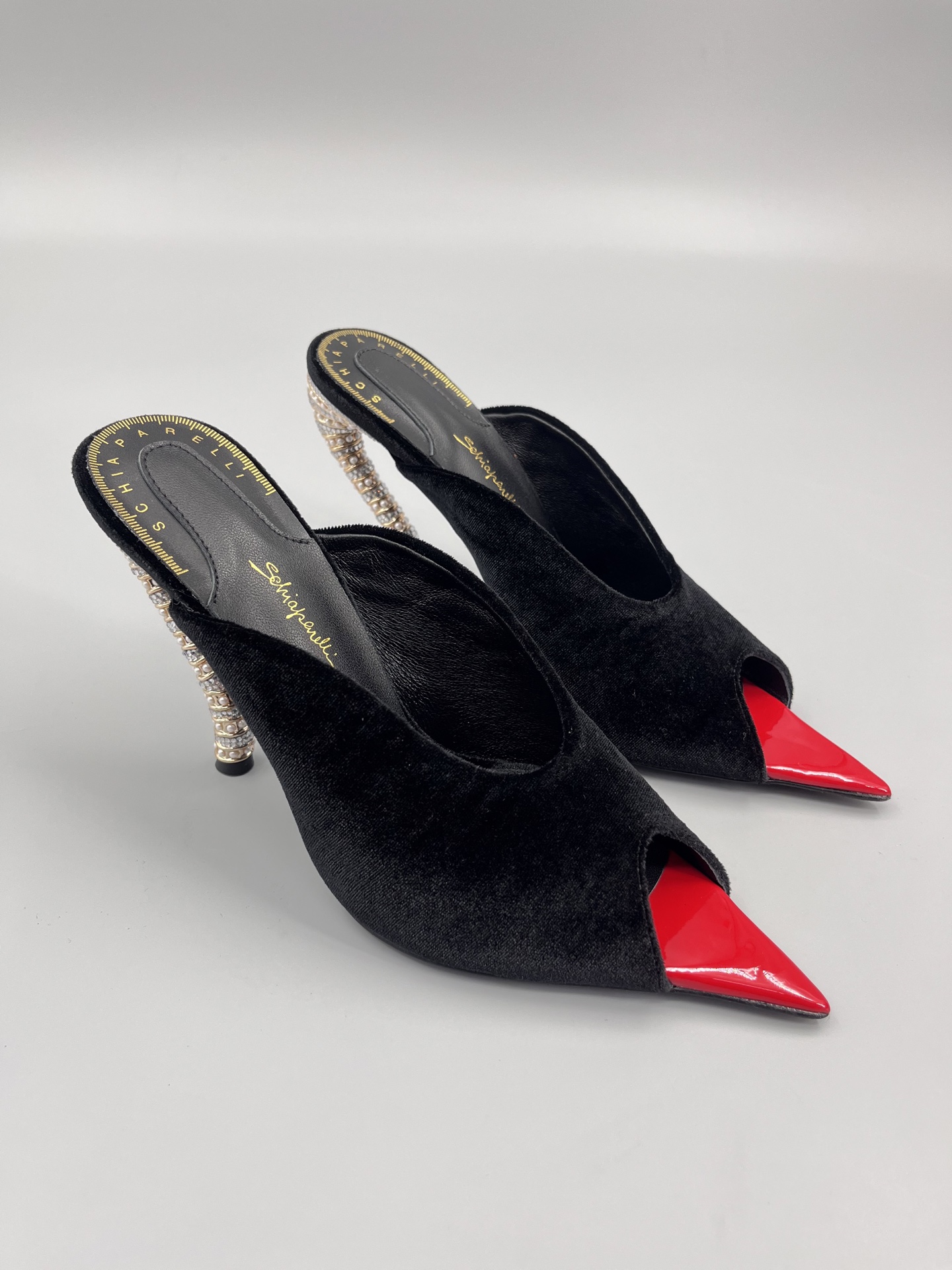 NO:231847,Elsa Schiaparelli, a design master who is forgotten by the public, Elsa Schiaparelli, Chanel's life rival, is a designer who is often described as a 