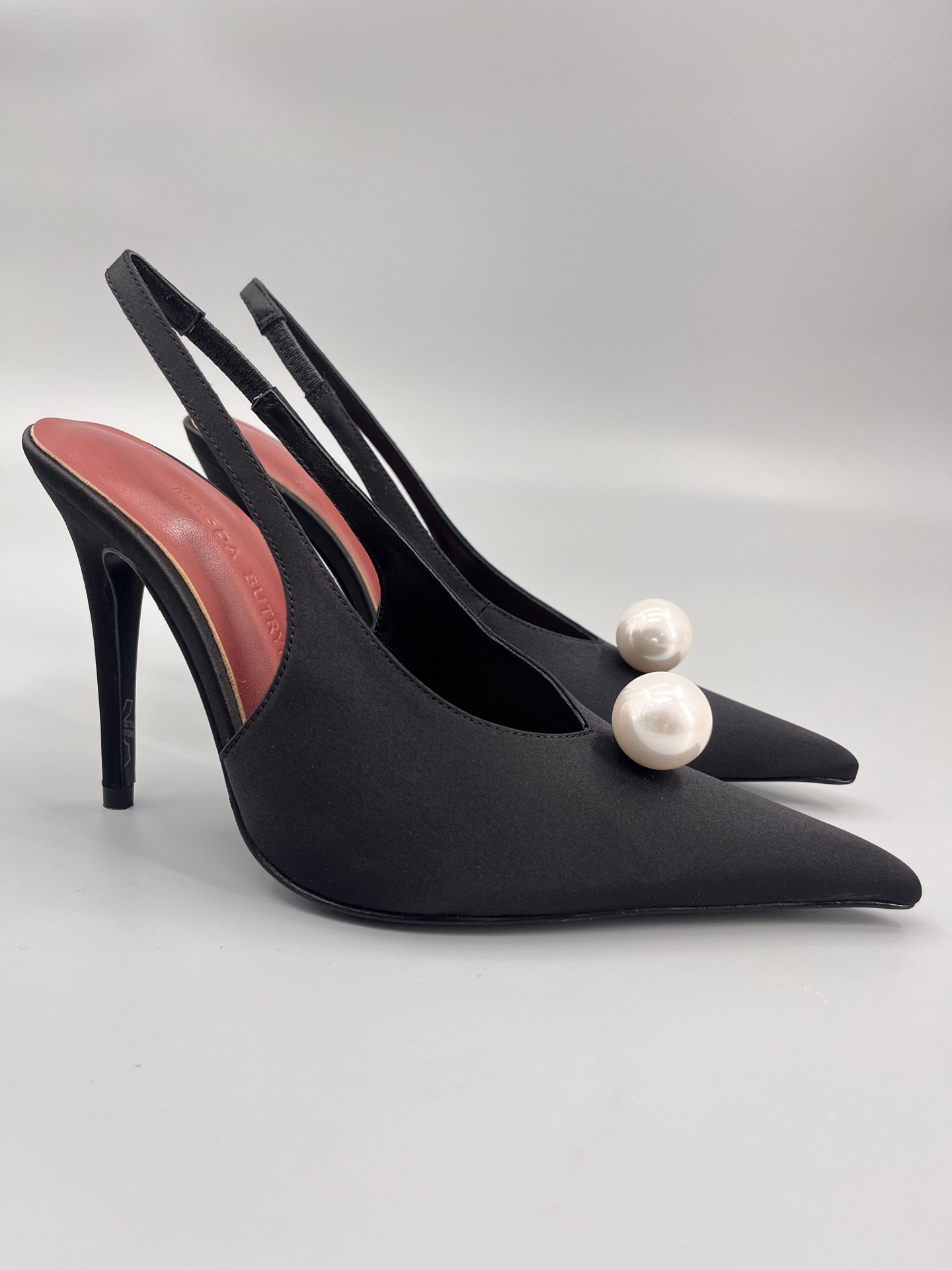 NO:231852,99 The Magda Butrym I don't know creates a contemporary perspective of romanticism, balances low-key and traditional, exquisite and minimalism, making you look different. It is said that the recent popular flower elements, the most deadly girl elements of flowers, and the combination of satin, I can't even imagine how beautiful this pair of shoes are!  !  The same elements and different designs show the same elegance~ If you want to say which one is my favorite, I am very vulgar and I love her. This fall’s first pair of high heels!  Hot diamonds, the ultimate elegance, imported mulberry silk silk, mixed-bred sheepskin, heel height 7.5, genuine leather sole, packaging, Magda Butrym full set of packaging, size 35-39 (40.41.42 order), high heels, sandals, sandals, high heels, sheepskin, real silk, Leather soles1986090999不知道的Magda Butrym 创造浪漫主义的当代视野,在低调与传统 精致与极简主义取得平衡 让你穿出与众不同 都说最近的流行花朵元素 花朵最致命的女生元素再配合缎面 我都不敢想象这一双鞋子有多美！！ 全网断货一样的元素不一样的设计展现了一样的优雅～ 要说哪个是我的最爱,我很俗我都爱 今年秋天的第一双高跟鞋考虑她！ 烫钻,优雅到极致 鞋面进口桑蚕真丝 内里混种羊皮 跟高7.5 鞋底真皮大底 包装Magda Butrym全套包装 码数35-39（40.41.42订）,高跟鞋凉鞋,sandals,high heels,sheepskin,real silk,Leather soles,Women's Shoes