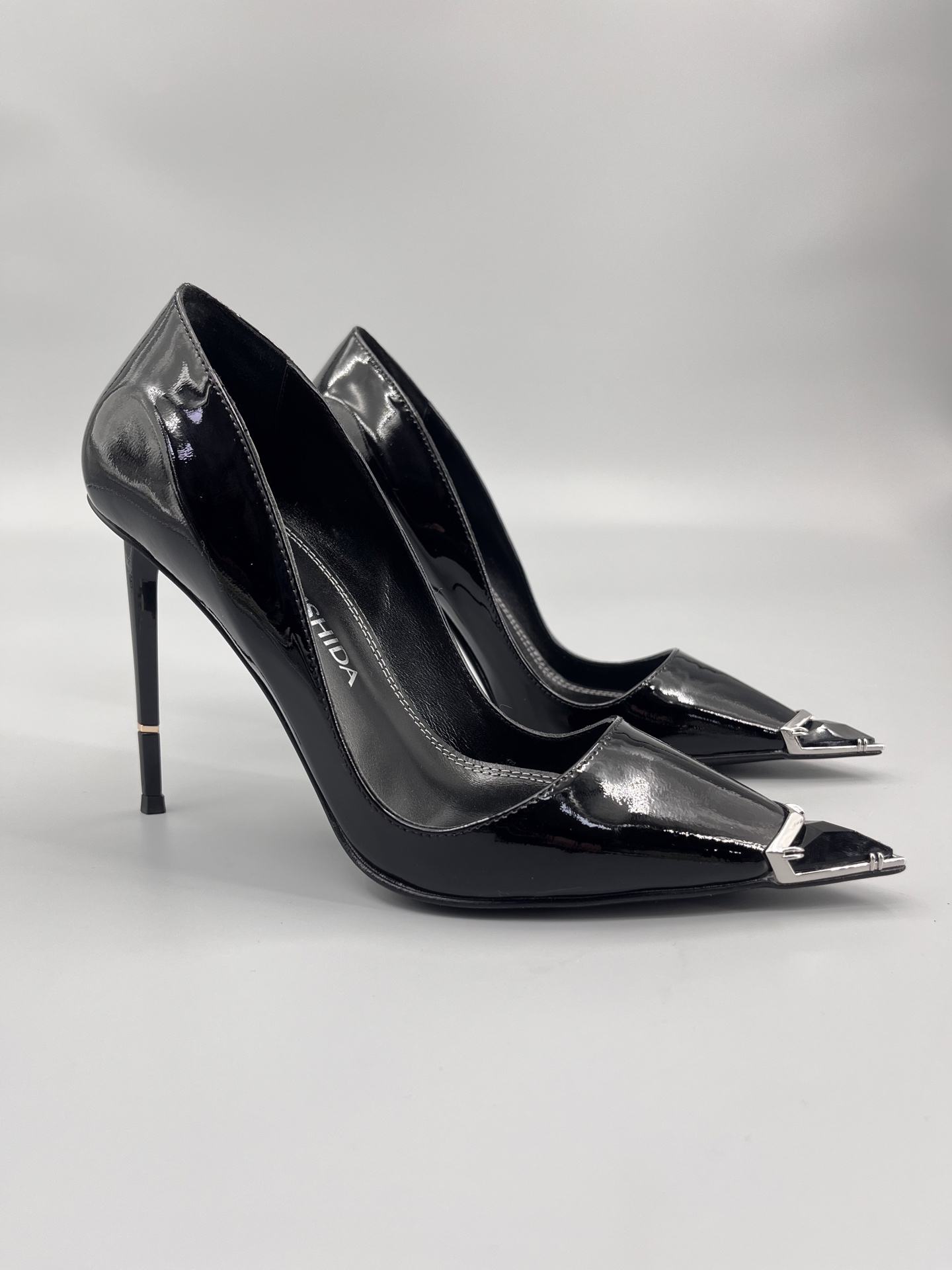 NO:231844,TARO ISHIDA black patent leather silver jewelry black agate, extremely slim high heels 11cm high-end brand founded in 2018. Designer TARO ISHIDA (Taro Ishida) was born in Amsterdam, grew up in Japan, lived in Milan, and worked in Tokyo. If the red-soled Christian Loubotin is the gold of shoes, then TARO ISHIDA is the diamond of shoes. This is not a high heel, this is a complete work of art. Black patent leather shoe body, black agate toe paired with silver metal carvings. Every curve of the shoes is just right. Pure hand-made customization. Such crafts are so beautiful that they can't help themselves, and the craftsmanship is very impressive. Upper patent leather inner cowhide foot leather, footbed cowhide, outsole genuine leather, original packaging one to one, high heels, high  heels,cowhide,gold19860909TARO ISHIDA黑色漆皮银饰黑玛瑙 极细高跟鞋 11cm 创立于2018年的高跟鞋高端品牌 设计师TARO ISHIDA（石田太郎） 生于阿姆斯特丹,长于日本,居于米兰,工于东京.如果说红底Christian Loubotin是鞋之黄金 那么TARO ISHIDA就是鞋之钻石 这不是高跟鞋,这是妥妥的艺术品. 黑色漆皮鞋身,黑色玛瑙鞋头 搭配银色金属雕饰 鞋子的每一个弧度都恰到好处 纯手工定制 这样的工艺品简直美到无法自拔 不能自已,工艺感爆表. 鞋面漆皮 内里牛皮 垫脚牛皮 大底真皮 包装原版一比一,高跟鞋,high heels,cowhide,gold,Women's Shoes