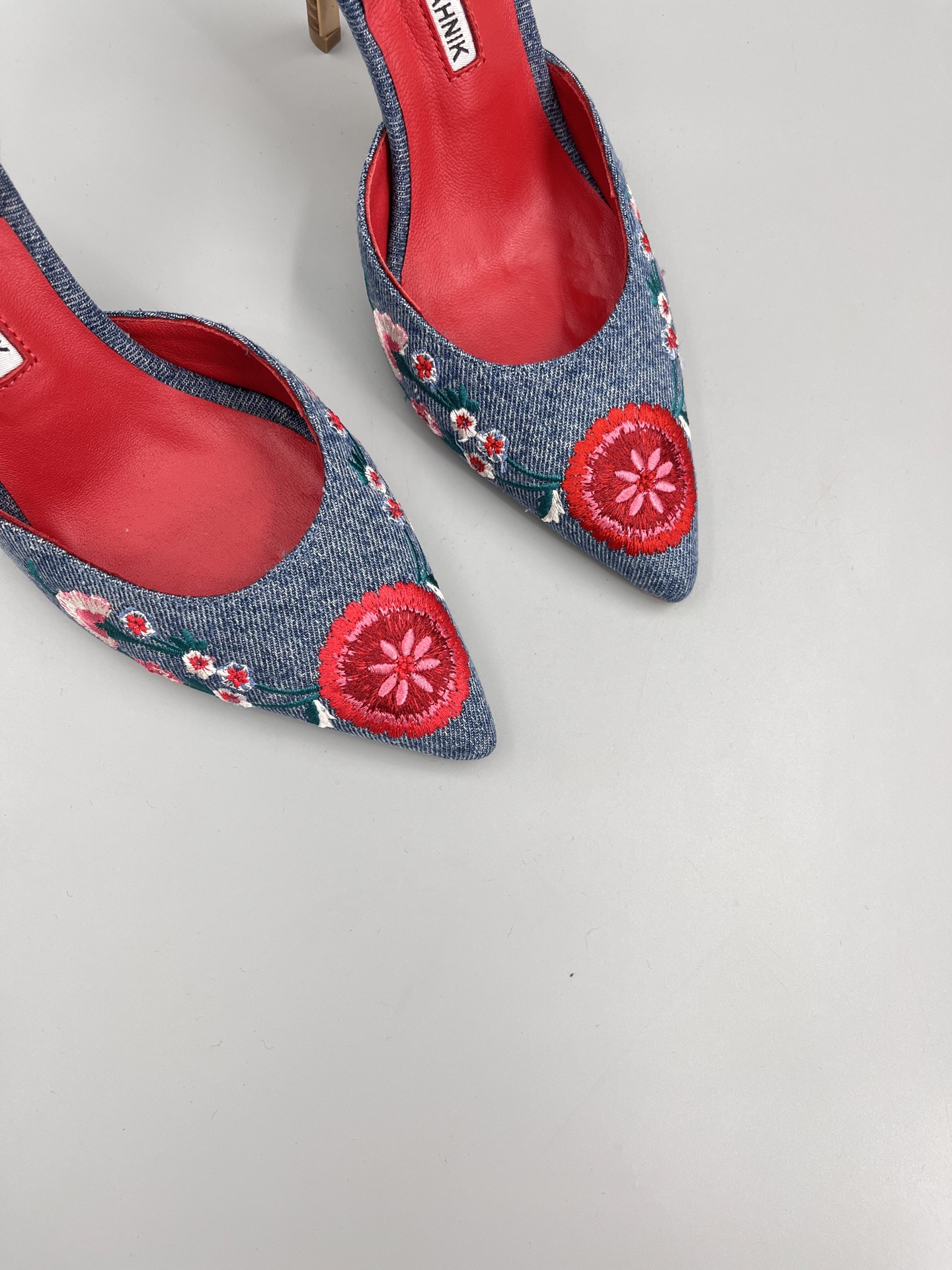 Manolo Blahnik’s Hand-Sewn Flower Embroidered Cowboy Heel Sandals: A Classic Collection. - 图片 9