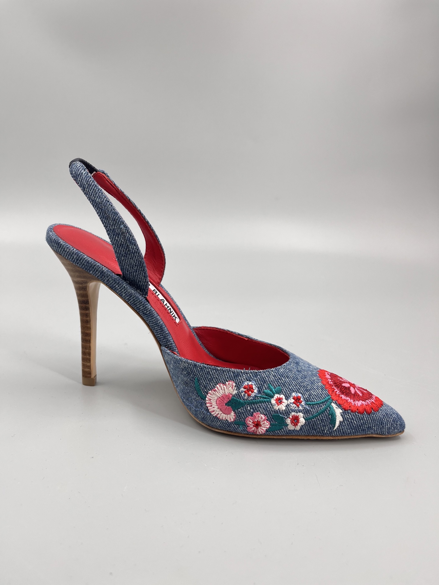 Manolo Blahnik’s Hand-Sewn Flower Embroidered Cowboy Heel Sandals: A Classic Collection. - 图片 5