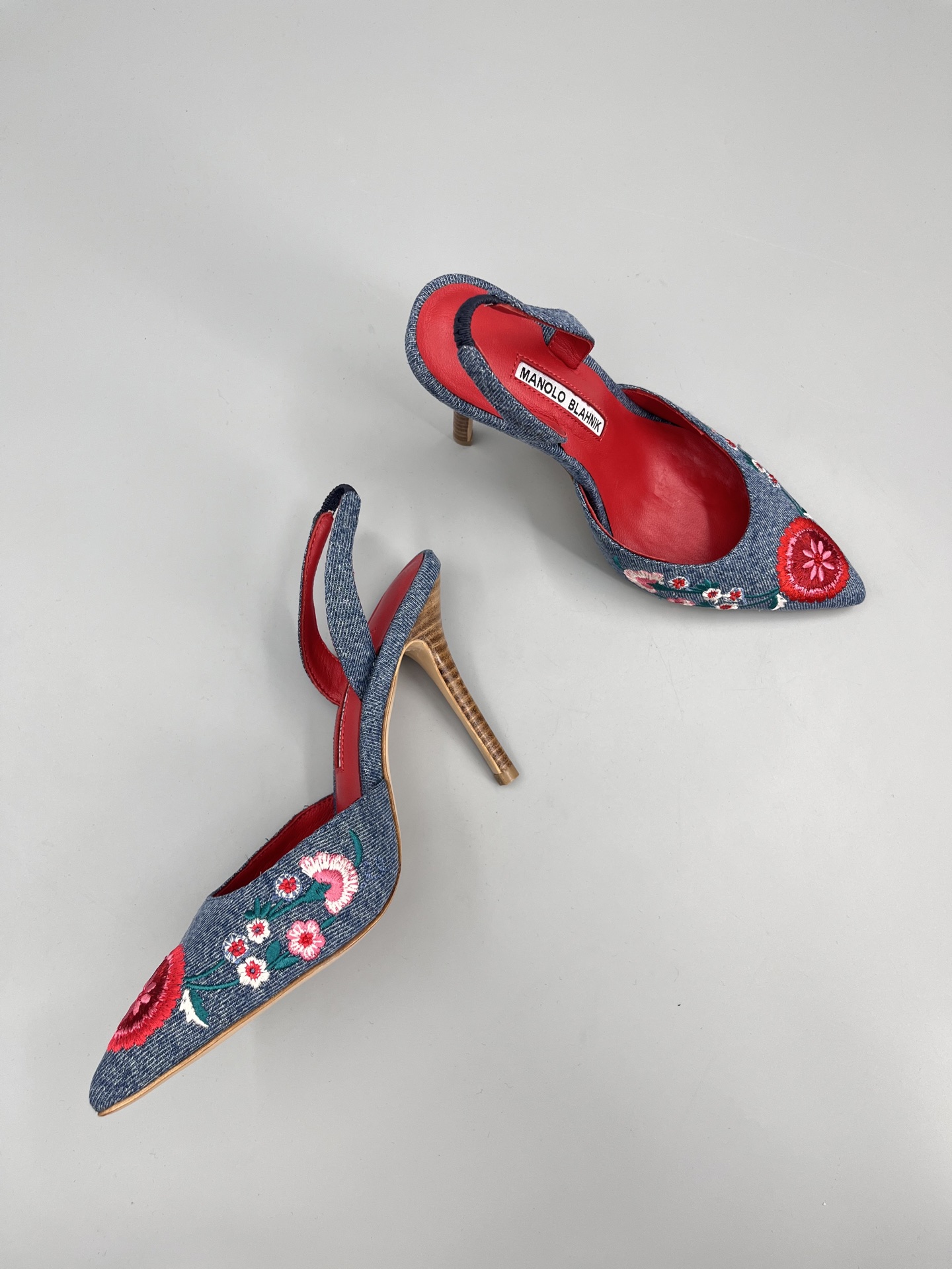 Manolo Blahnik’s Hand-Sewn Flower Embroidered Cowboy Heel Sandals: A Classic Collection. - 图片 4