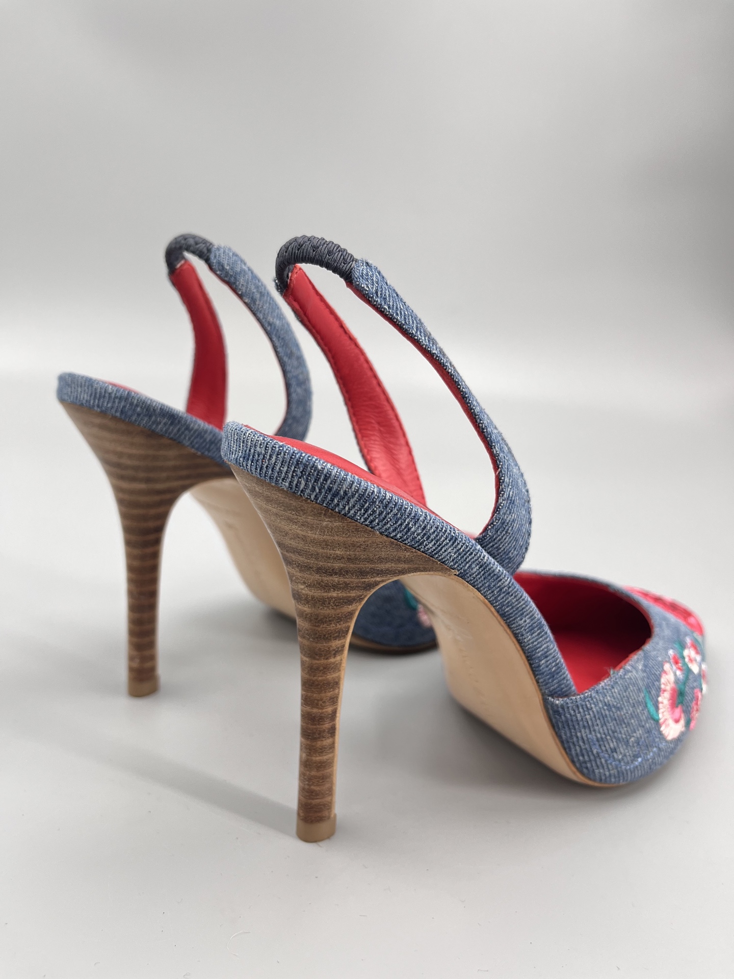Manolo Blahnik’s Hand-Sewn Flower Embroidered Cowboy Heel Sandals: A Classic Collection. - 图片 7