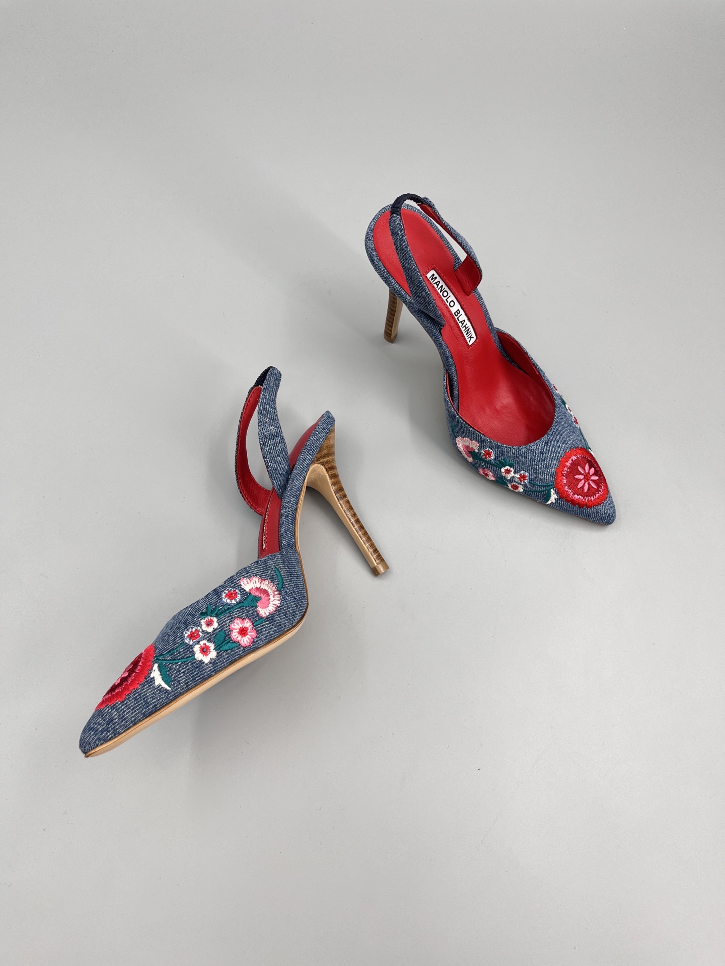 Manolo Blahnik’s Hand-Sewn Flower Embroidered Cowboy Heel Sandals: A Classic Collection. - 图片 2