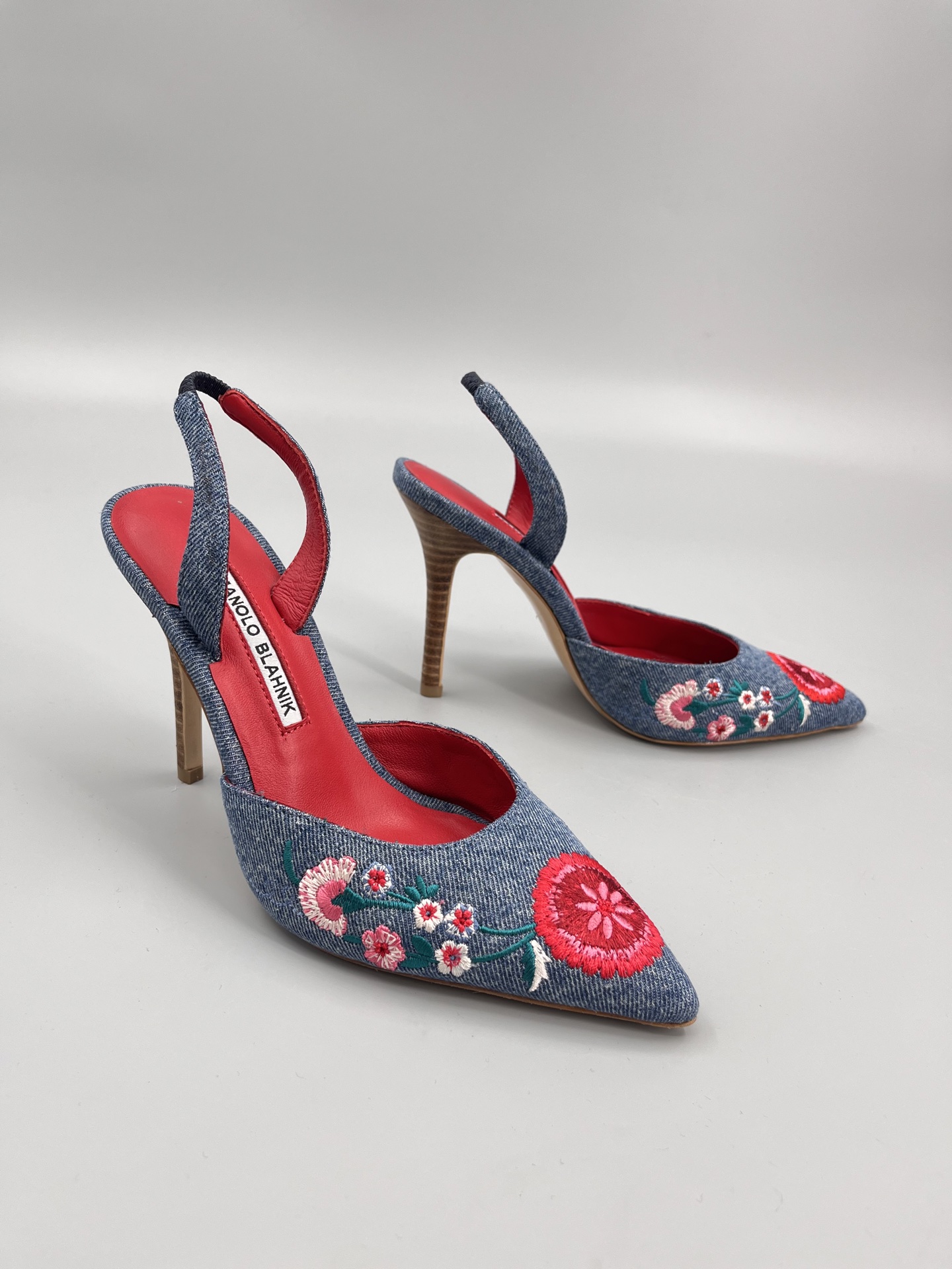 Manolo Blahnik’s Hand-Sewn Flower Embroidered Cowboy Heel Sandals: A Classic Collection. - 图片 6